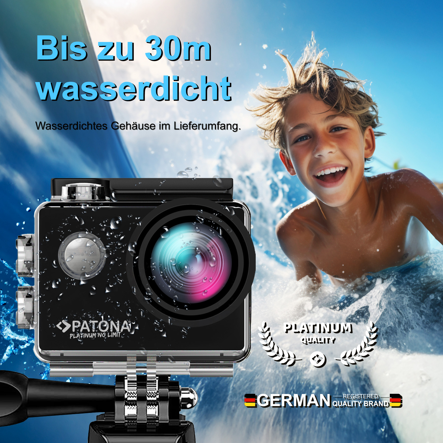 Ein Kind lächelt, während es eine wasserdichte Kamera unter Wasser mit dem Slogan 'Bis zu 30m wasserdicht'.