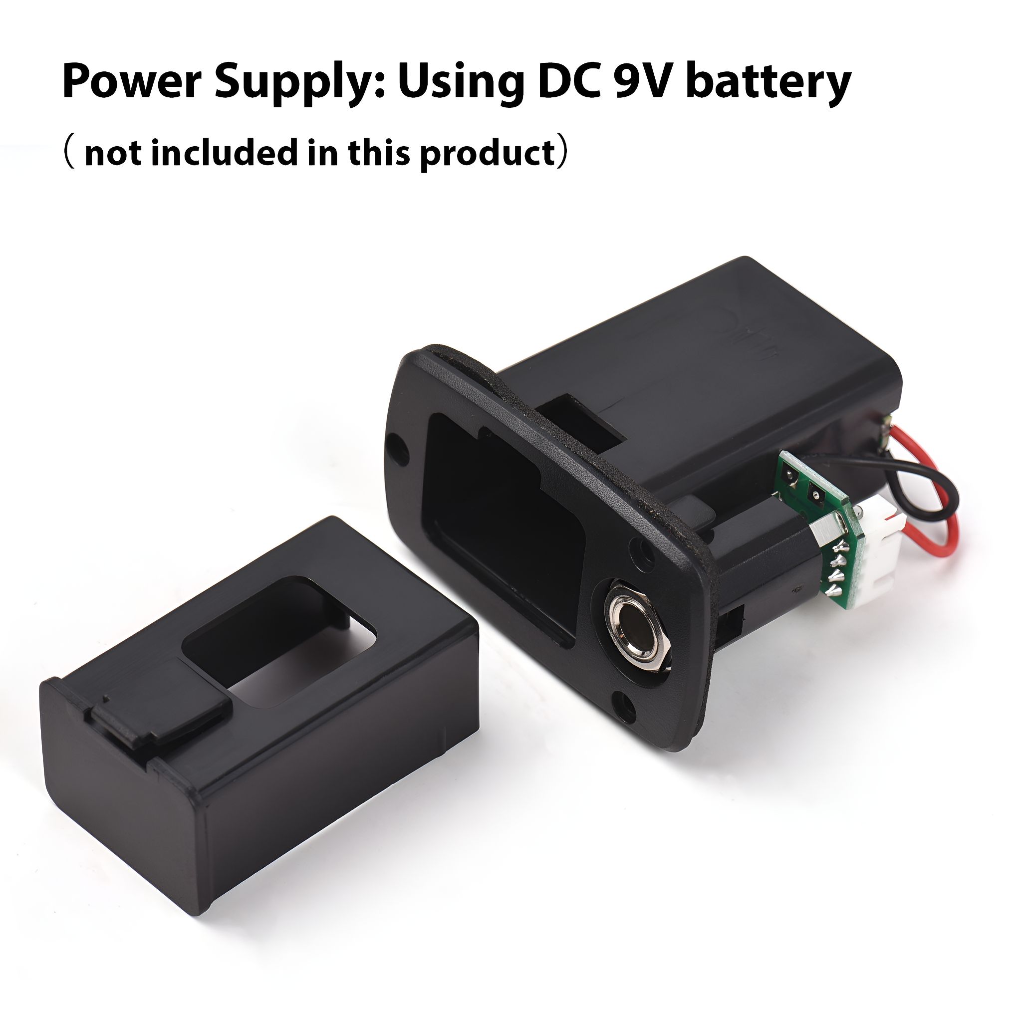 Ein schwarzes Batteriefach für ein Gerät mit Klinke und Verkabelung, auf weißem Hintergrund.
