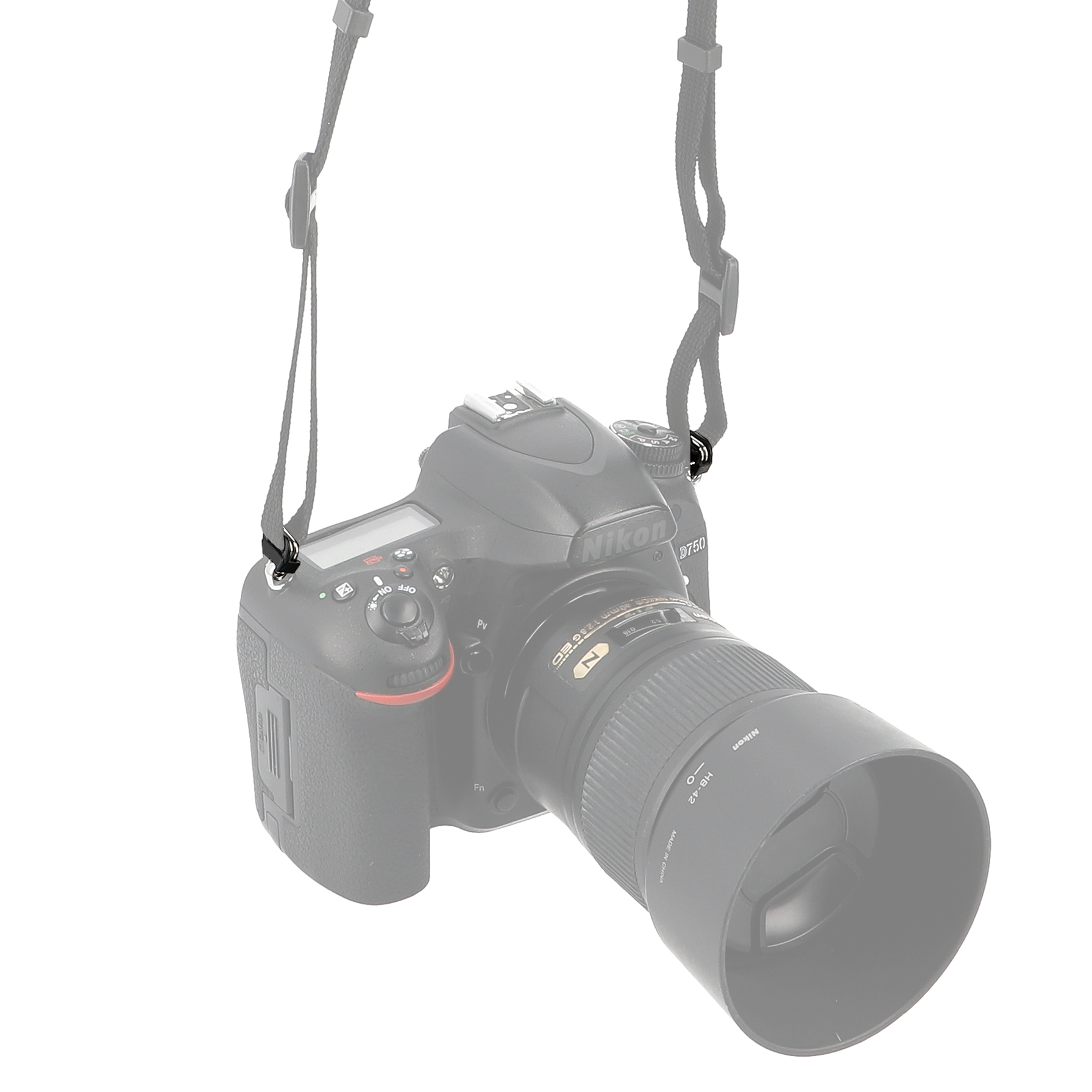 Eine Nikon-Kamera mit Objektiv und Riemen, isoliert auf weißem Hintergrund.