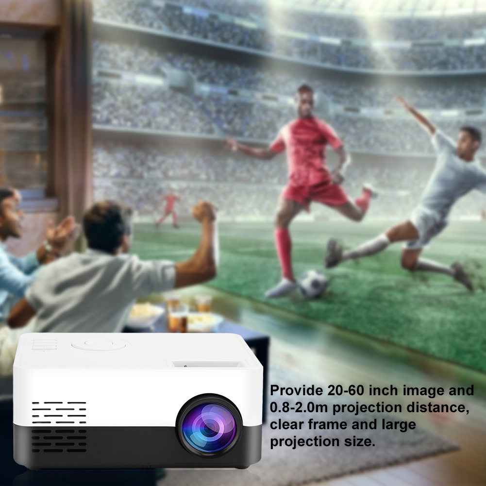 Ein Projektor zeigt ein Fußballspiel, im Hintergrund Zuschauer, klare Projektion.