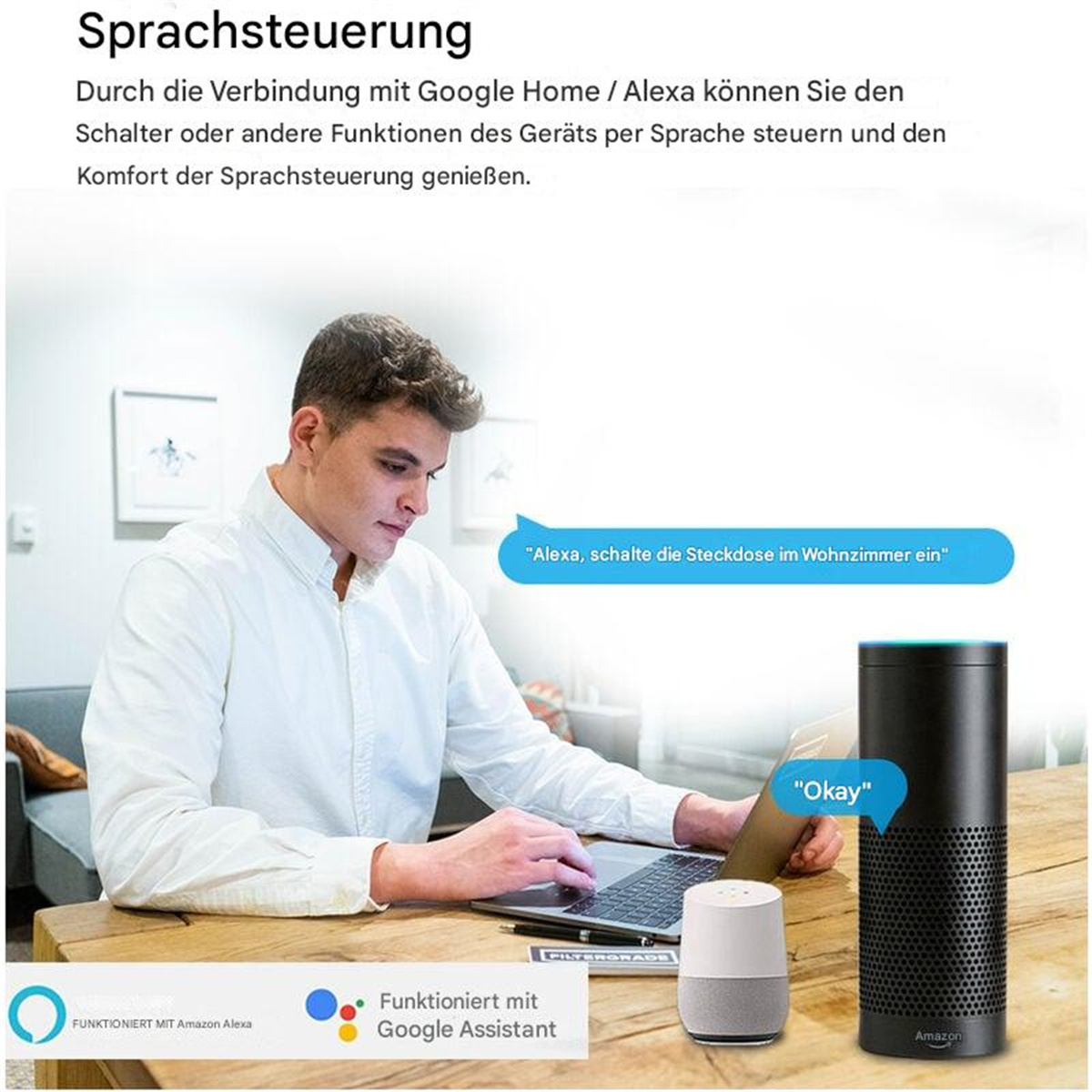 Mann benutzt Laptop mit Sprachsteuerungsgeräten. Smart Speaker und Smart Home Gerät sichtbar.