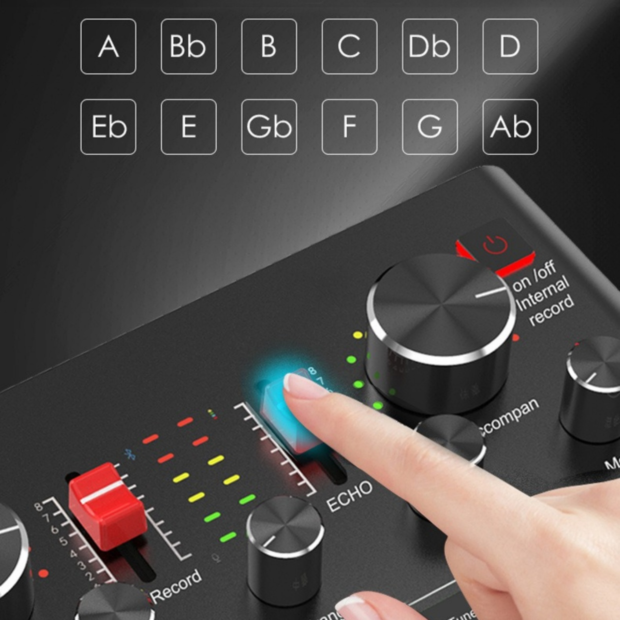 Soundmixer mit beleuchtetem Knopf. Verschiedene Knöpfe und Beschriftungen. Schwarzer Hintergrund.
