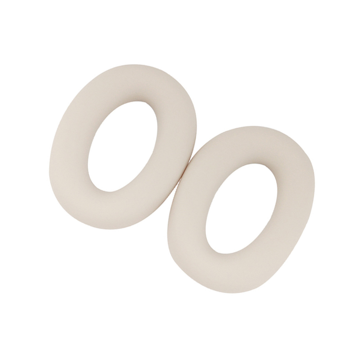 Twee crèmekleurige, ovaalvormige oorkussens op een witte achtergrond.