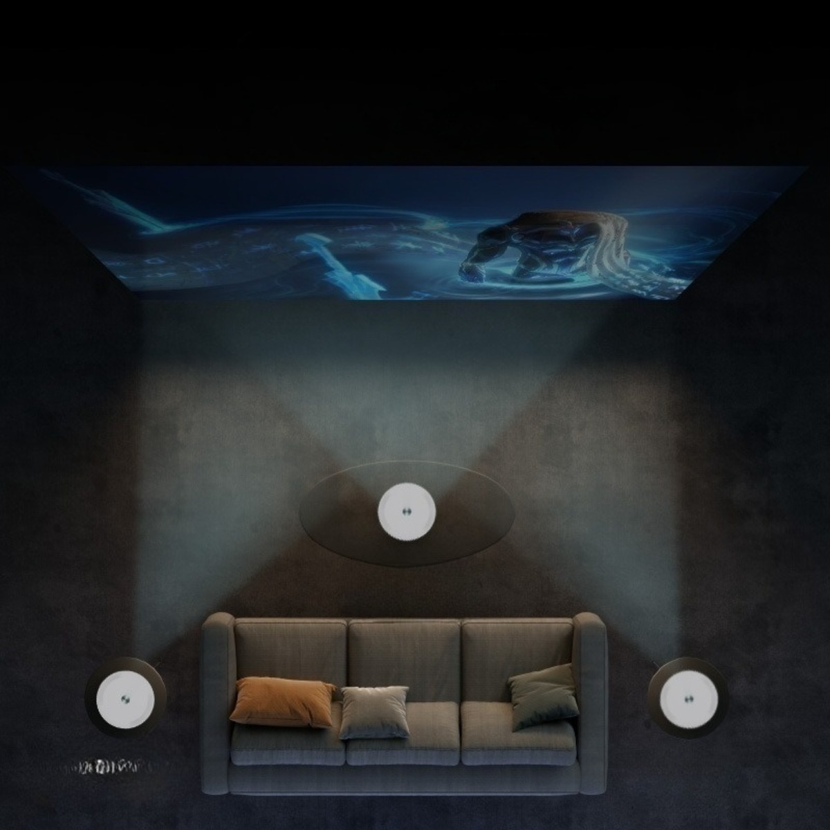 Ein Projektor projiziert ein Bild auf eine Decke über einem Sofa, mit zwei Lautsprechern an den Seiten.