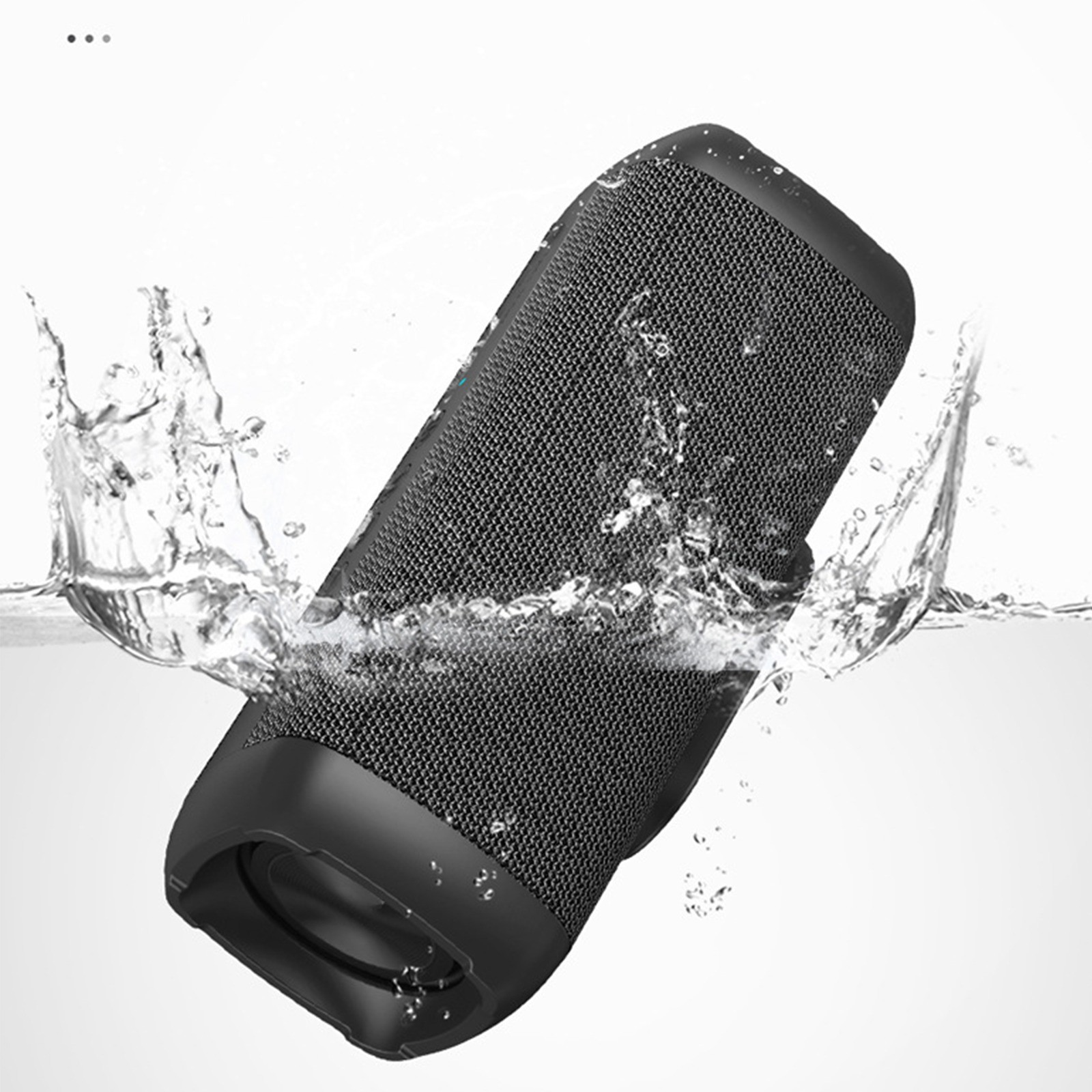 Schwarzer zylindrischer Lautsprecher mit Wasserspritzern auf weißem Grund. Mesh-Textur sichtbar.