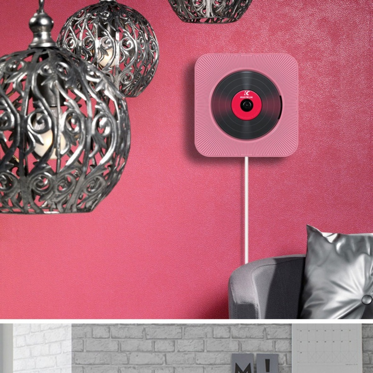 Rosafarbene Wand mit Hängelampen und einem rosa Plattenspieler. Im Hintergrund eine graue Couch und ein Kissen.