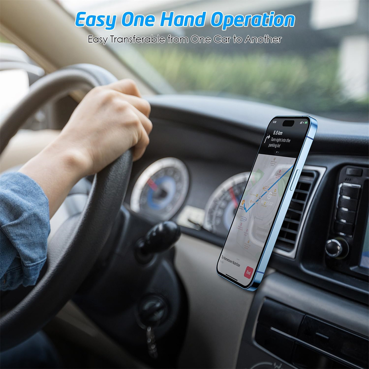 Person fährt Auto, hält Telefon mit Navigations-App, die eine Route anzeigt.