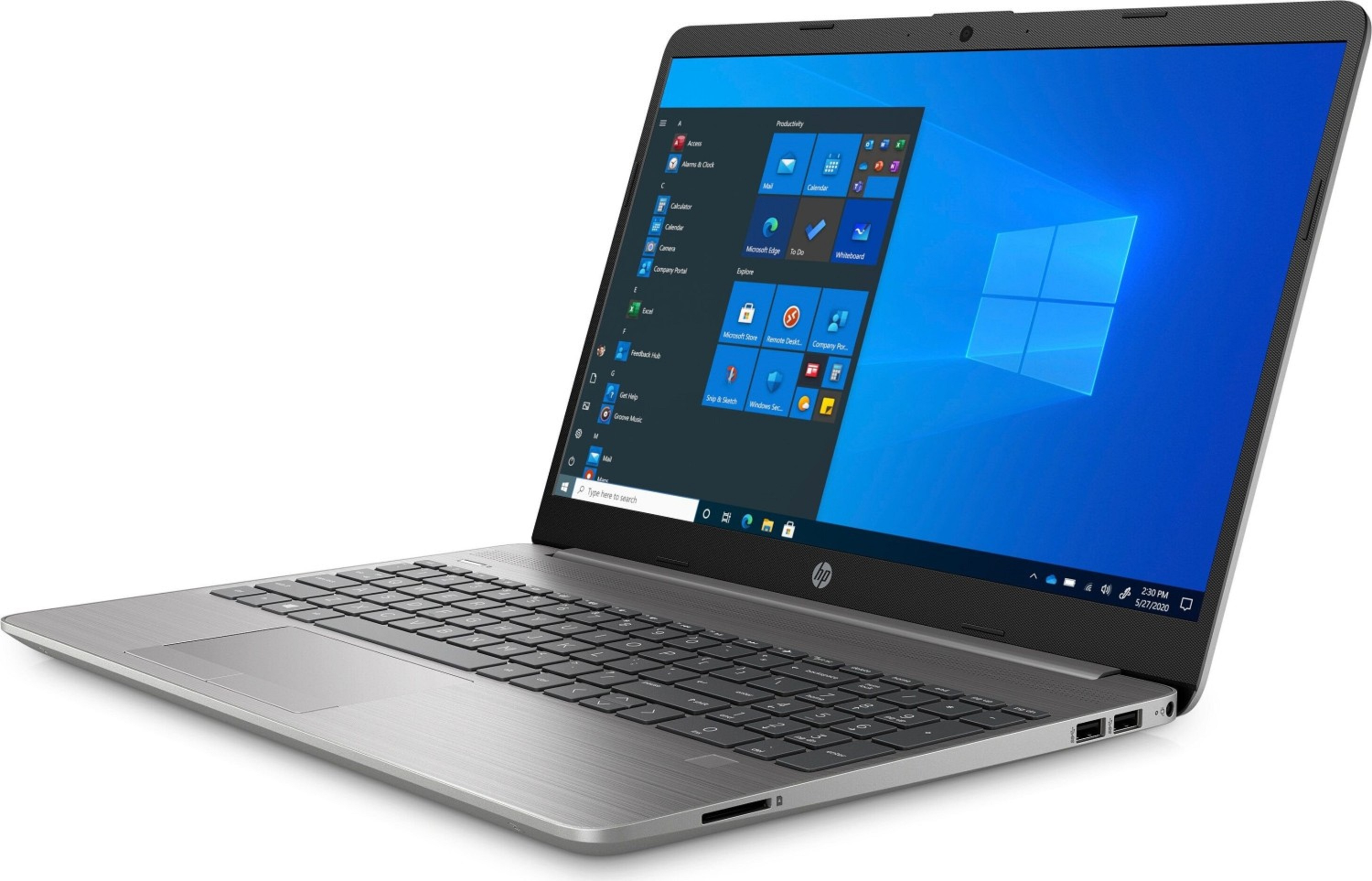 Silberner Laptop auf einem Schreibtisch geöffnet, zeigt den Windows-Desktop-Bildschirm und die Tastatur.