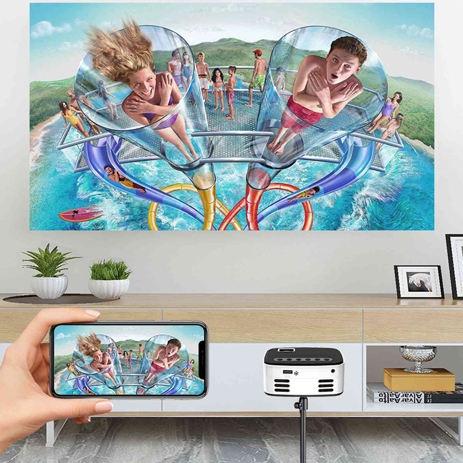 Eine Wasserparkszene an der Wand, ein Telefon spiegelt sie wider, mit einem Projektor.