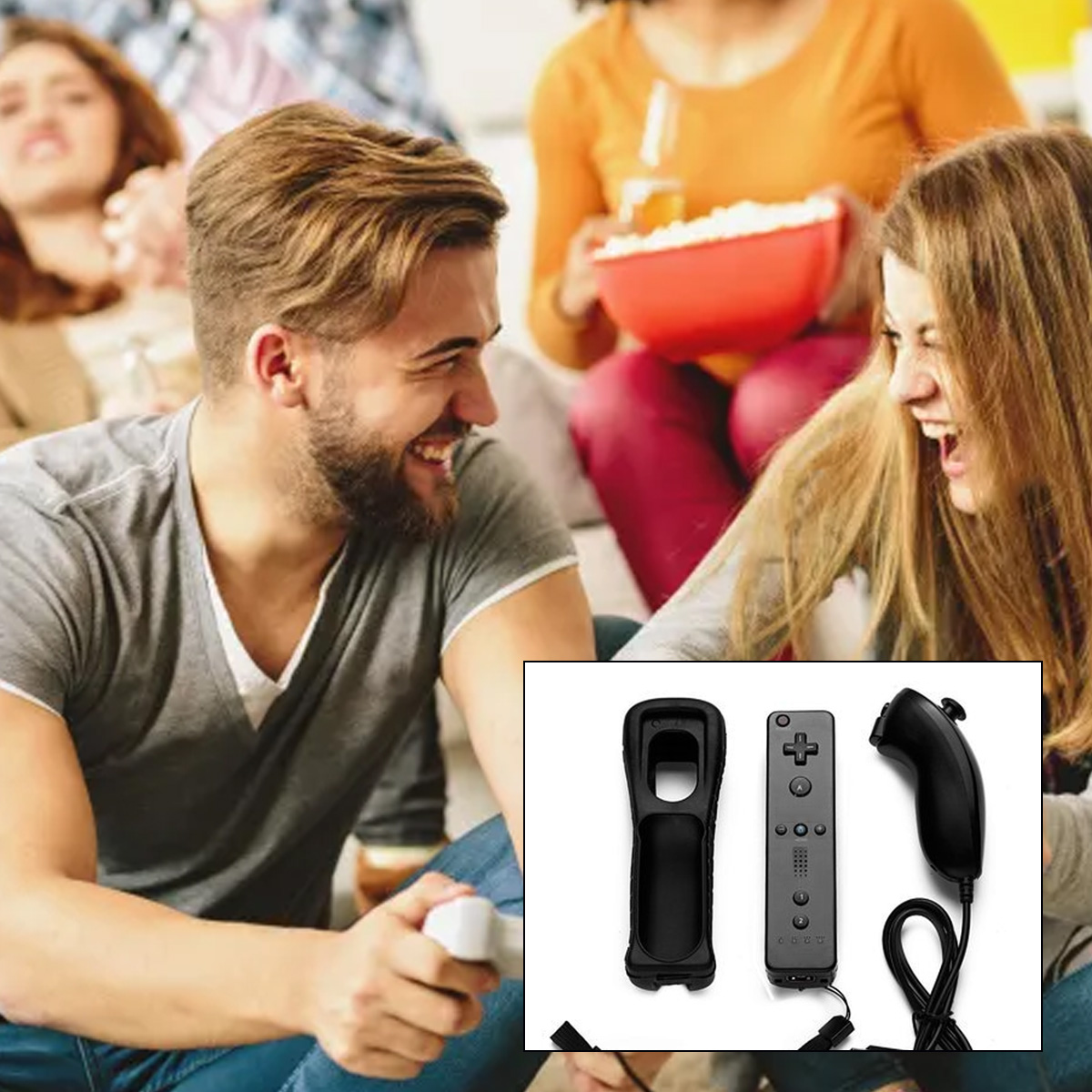 Leute lachen, einige halten Popcorn und Getränke, mit Gamecontrollern in der Nähe.