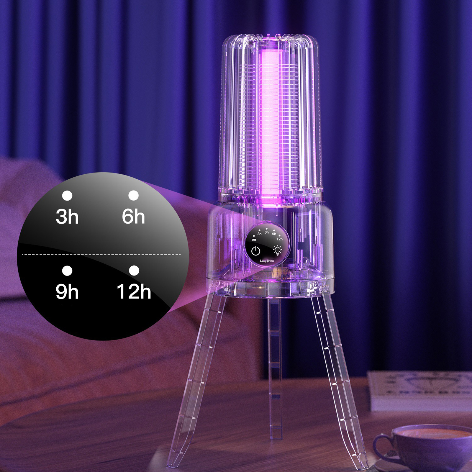 Ein transparenter Insektenvernichter mit violettem Licht, auf einem Tisch mit Tasse.