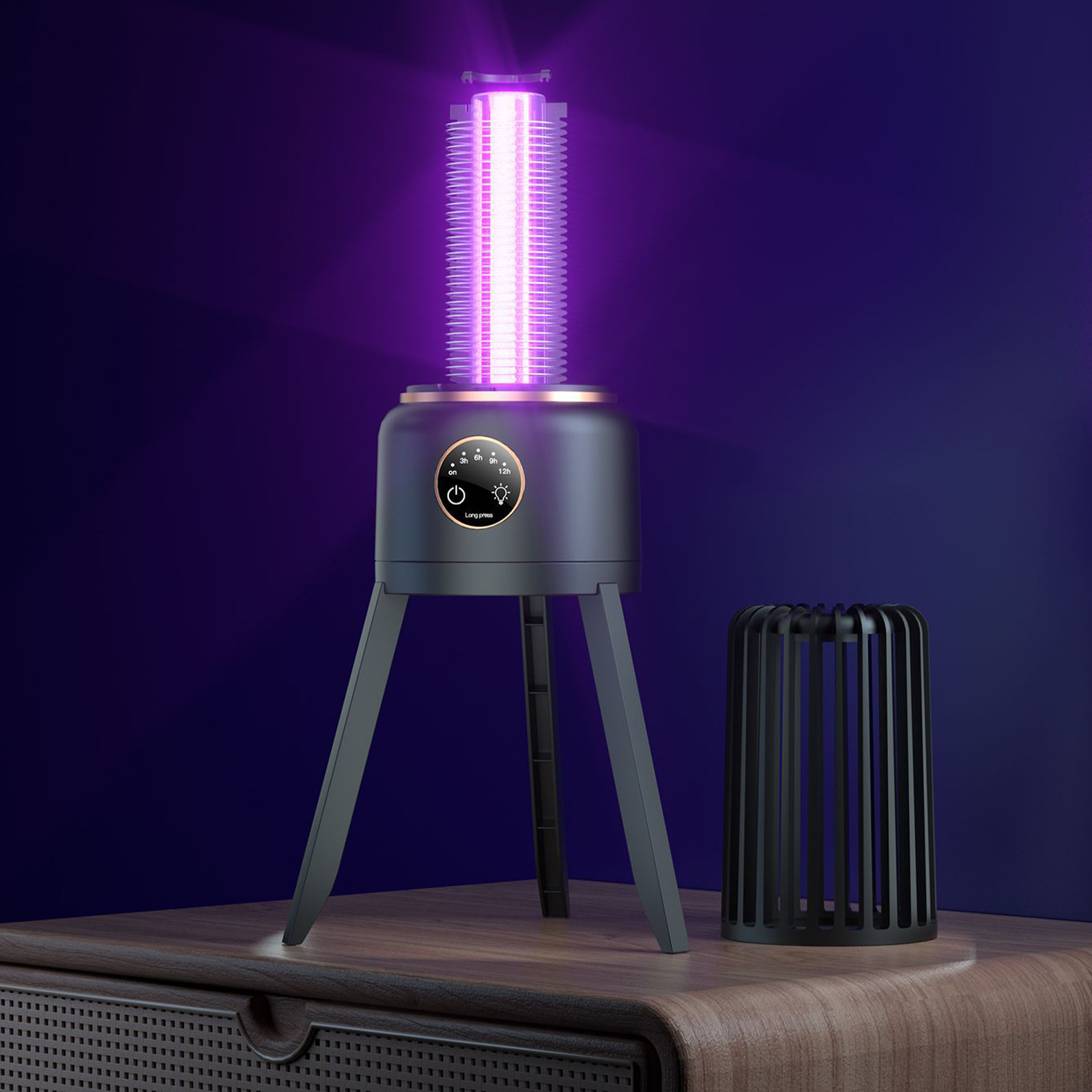 Ein schwarzer UV-Luftreiniger mit violettem Schein, platziert auf einer braunen Oberfläche. Eine schwarze Schutzhülle daneben.