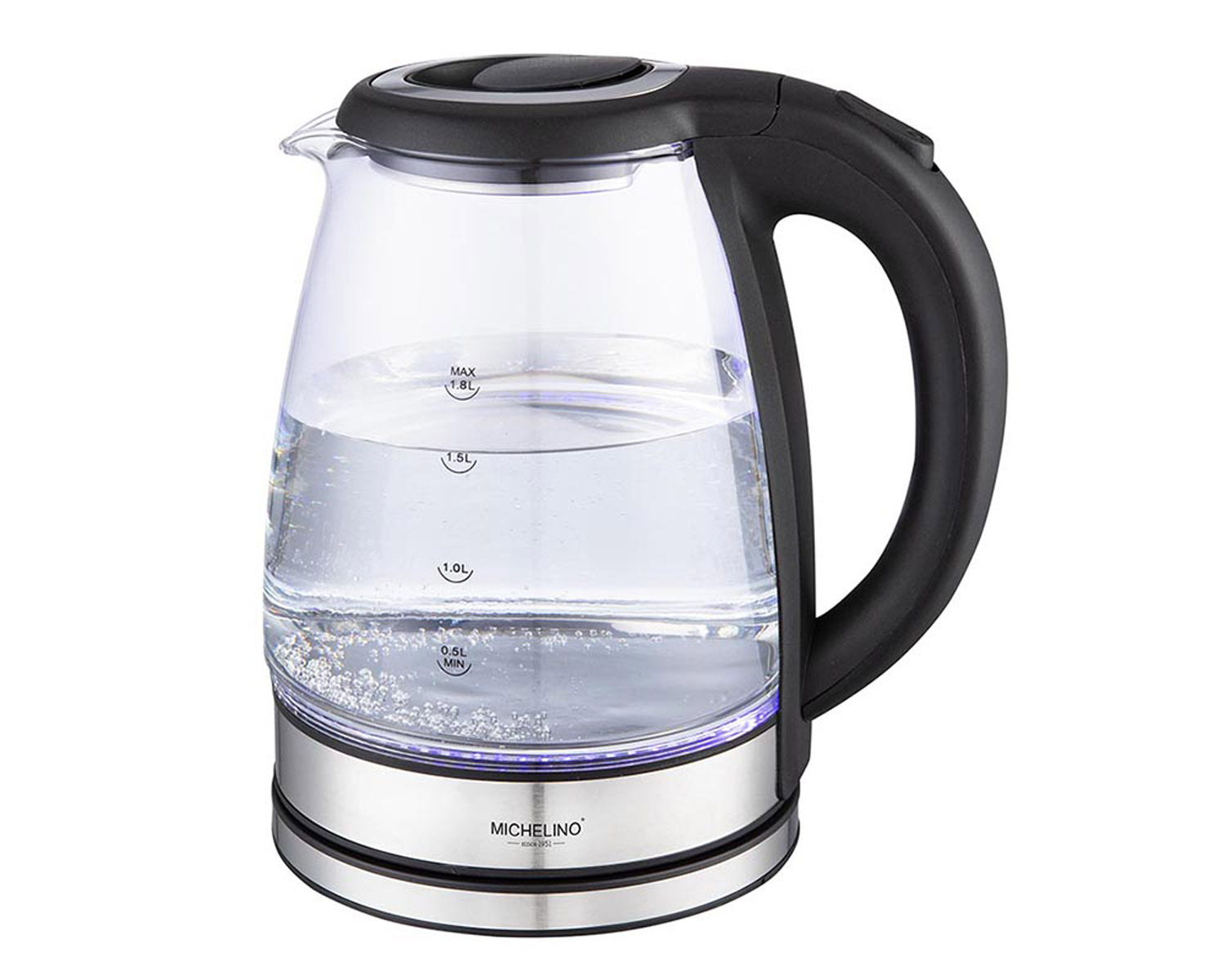 Elektrischer Glaskessel mit Wasser, schwarzem Griff und silbernem Sockel. Weißer Hintergrund, Produktaufnahme.