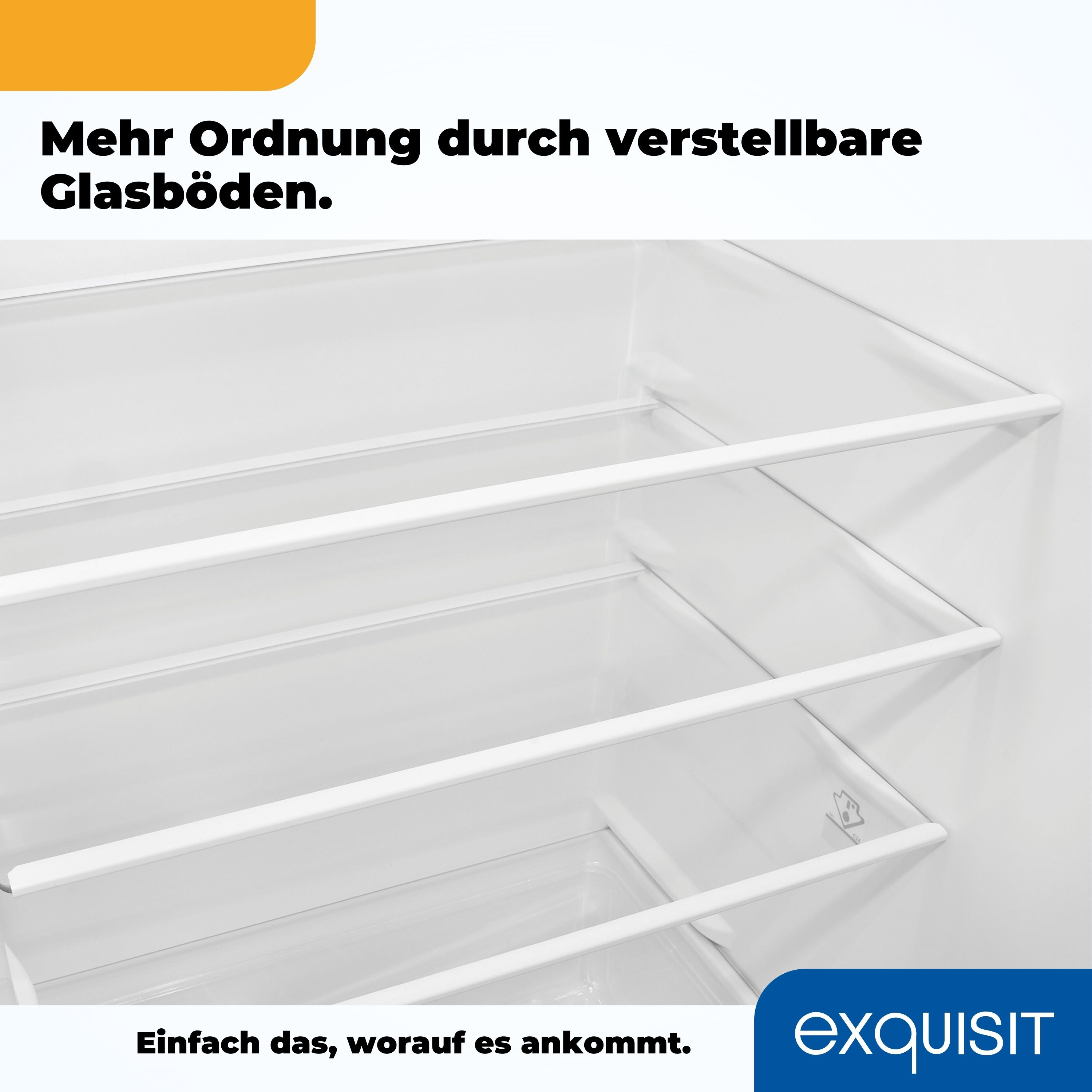 Kühlschrankinnenraum mit verstellbaren Glasböden. Weiße Regale sind leer und gut beleuchtet.