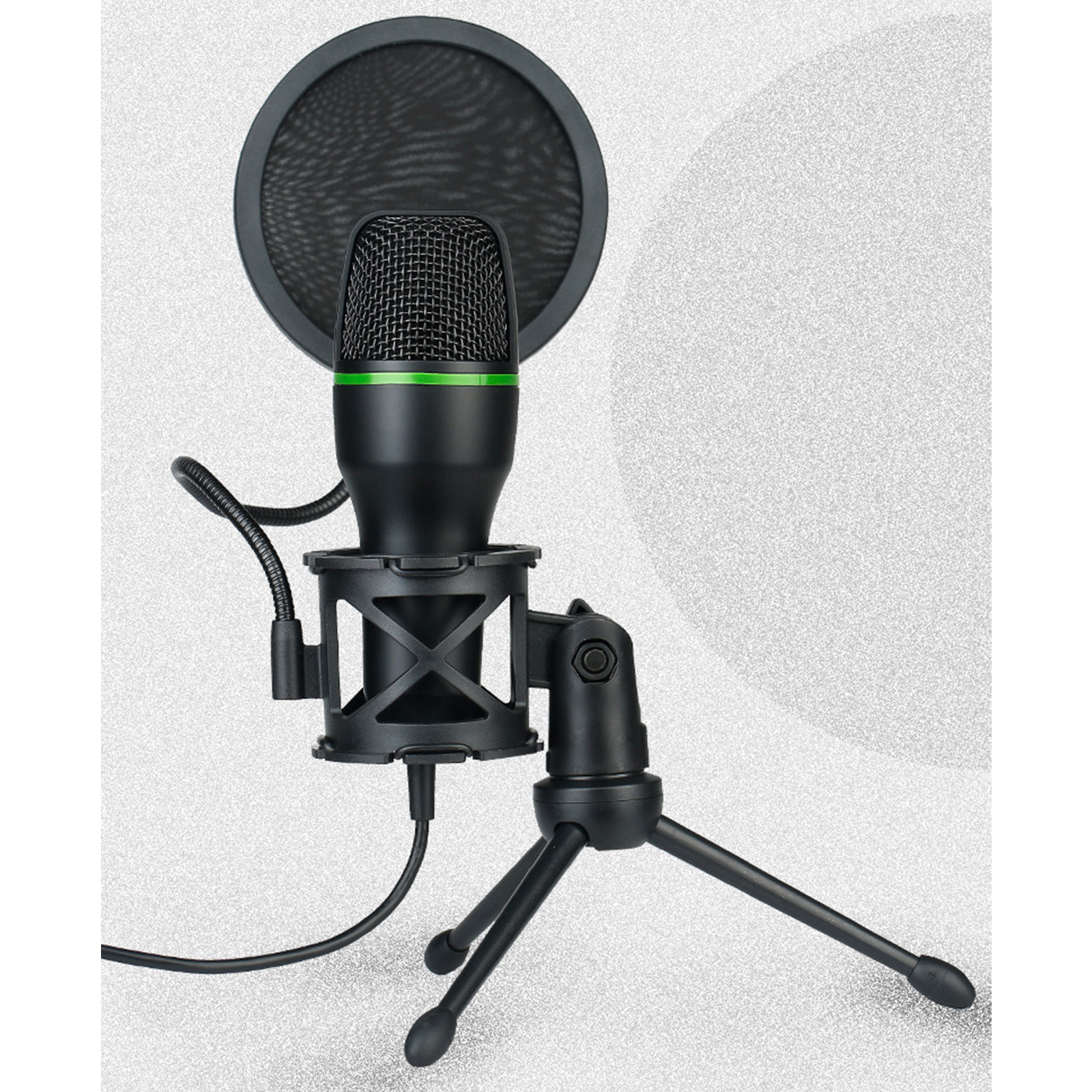 Schwarzes Mikrofon mit Pop-Filter auf einem Ständer. Das Mikrofon hat einen grünen Akzent.