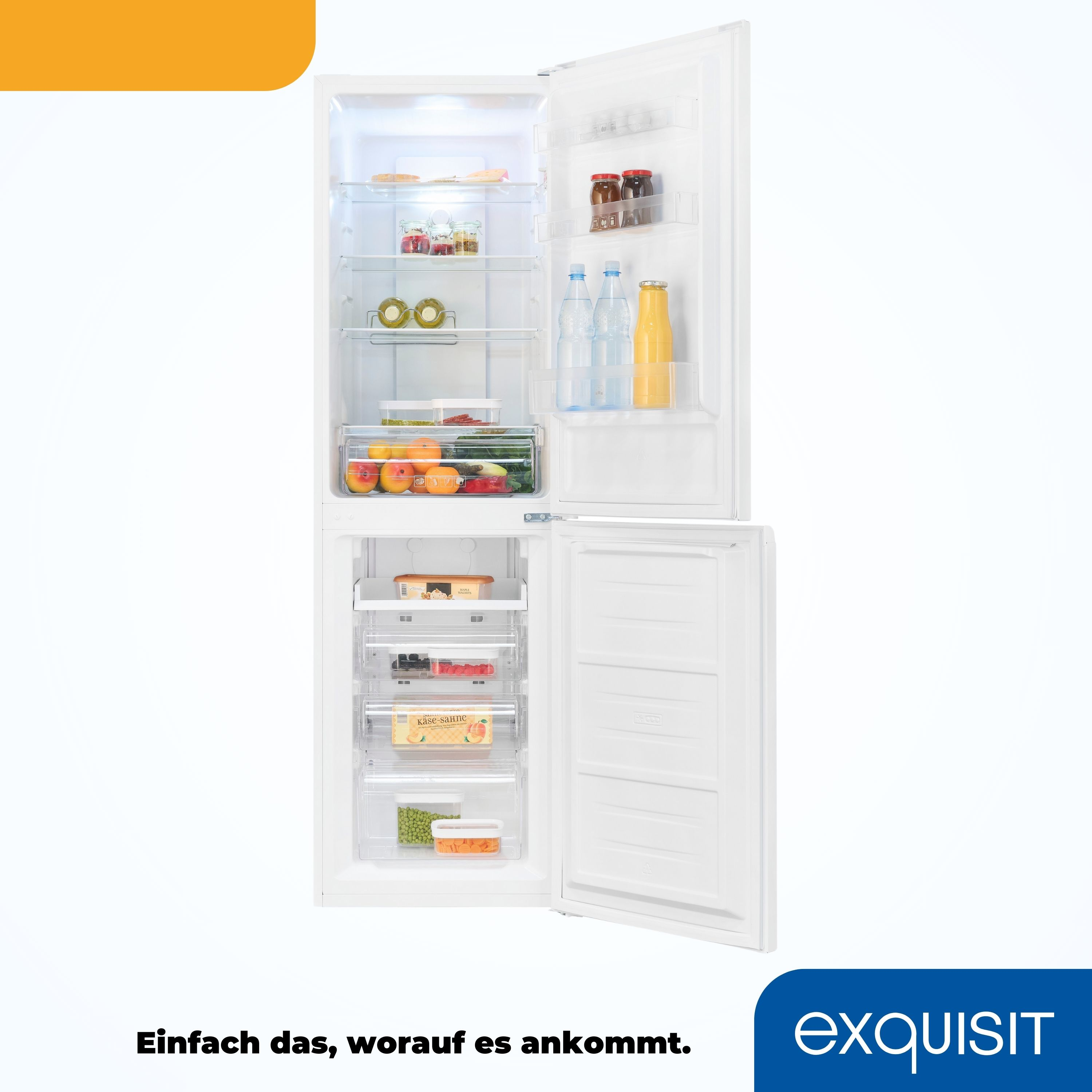Un refrigerador abierto que muestra estantes de alimentos, incluyendo verduras, bebidas y artículos envasados, con texto debajo.
