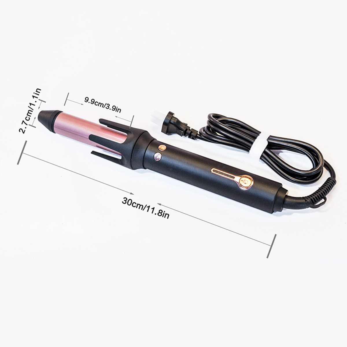 Ein Lockenstab mit rosa Lauf und schwarzem Griff. Abmessungen in cm und Zoll werden um das Gerät herum angezeigt.