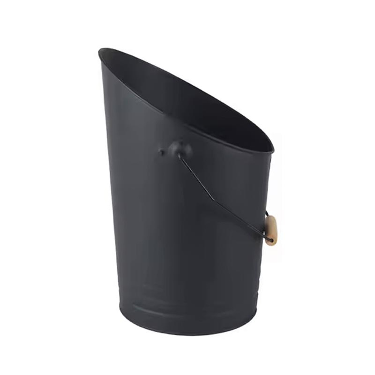 Un cubo de metal negro con asa de madera y abertura inclinada.