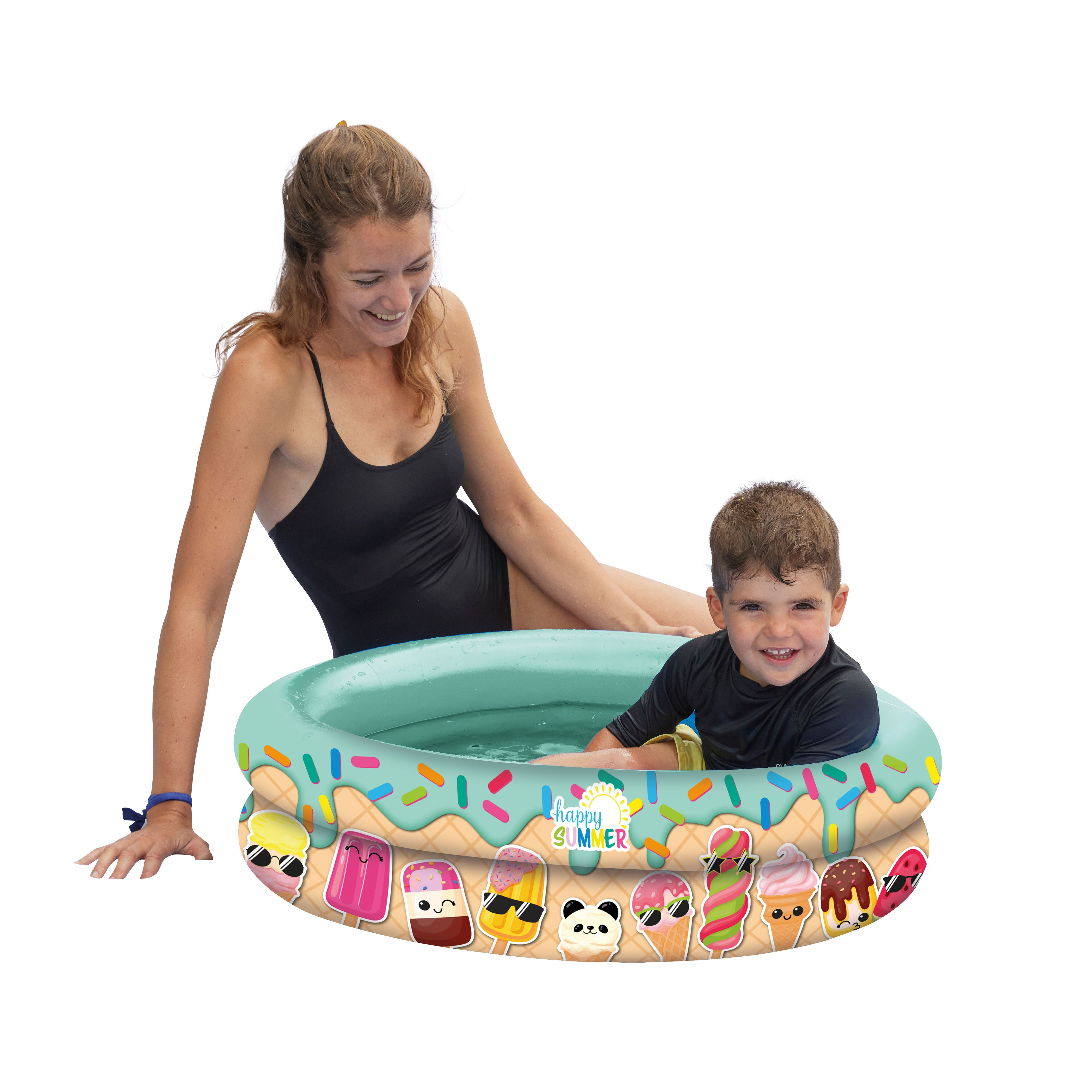 Eine Frau und ein Junge in einem Pool mit Eiscreme-Bildern. Weißer Hintergrund.