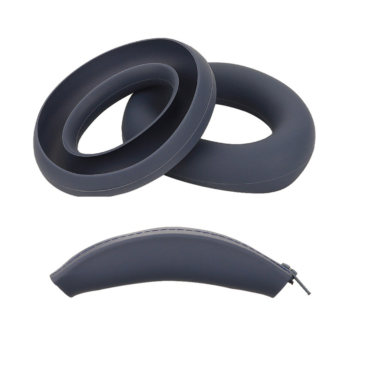 Tre stampi da forno in silicone grigio scuro: un anello, una spirale e una forma a manico curvo, su sfondo bianco.