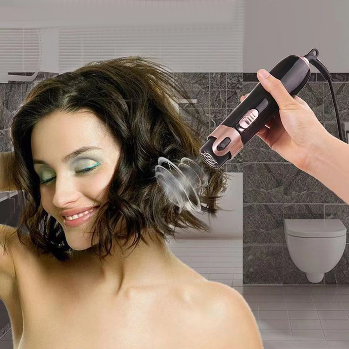 Eine Frau, die sich mit einem Haarstyling-Tool die Haare stylen lässt, in der Nähe eines Badezimmers.