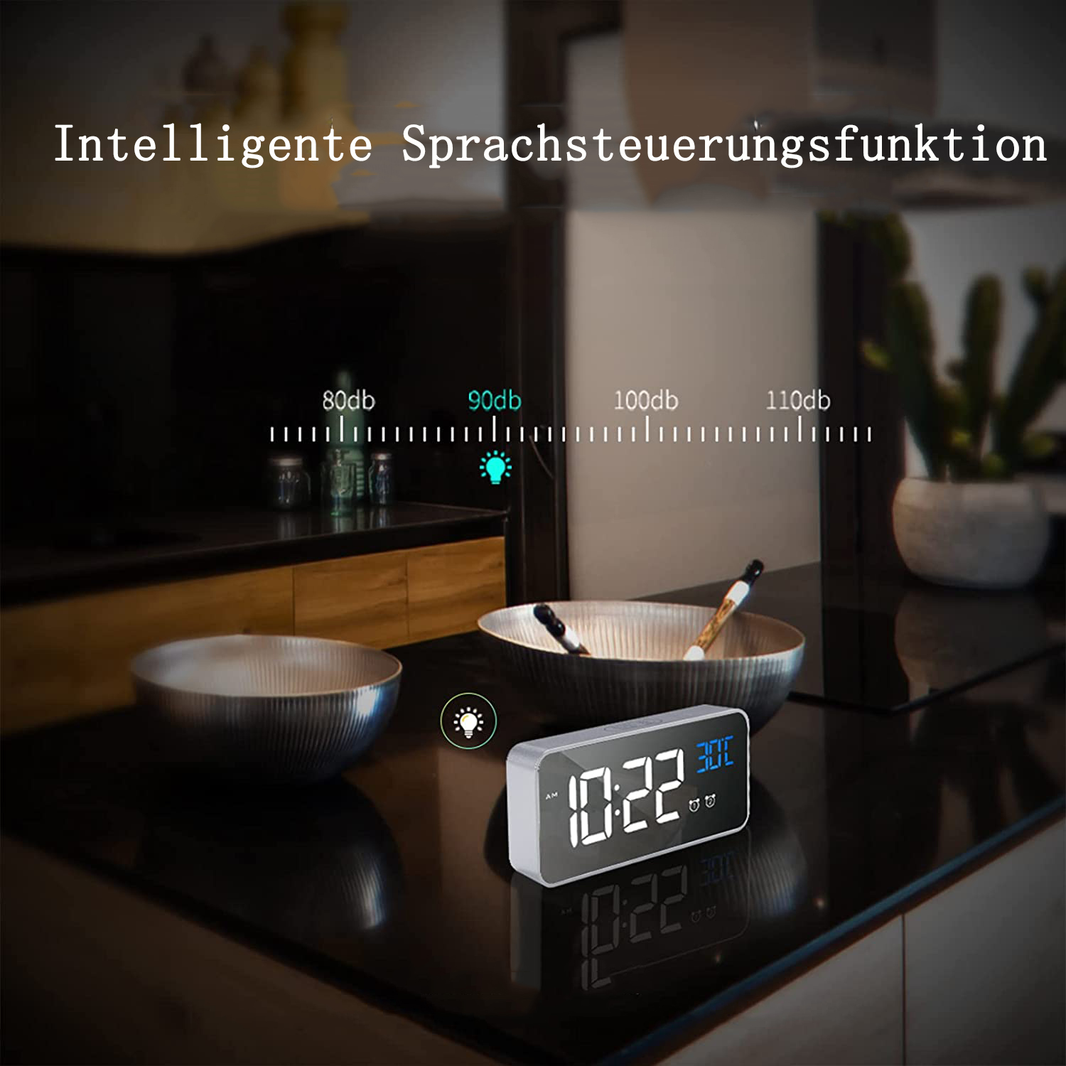 Digitaluhr auf einer Arbeitsplatte. Sie zeigt Zeit und Temperatur mit einem Glühbirnensymbol an.