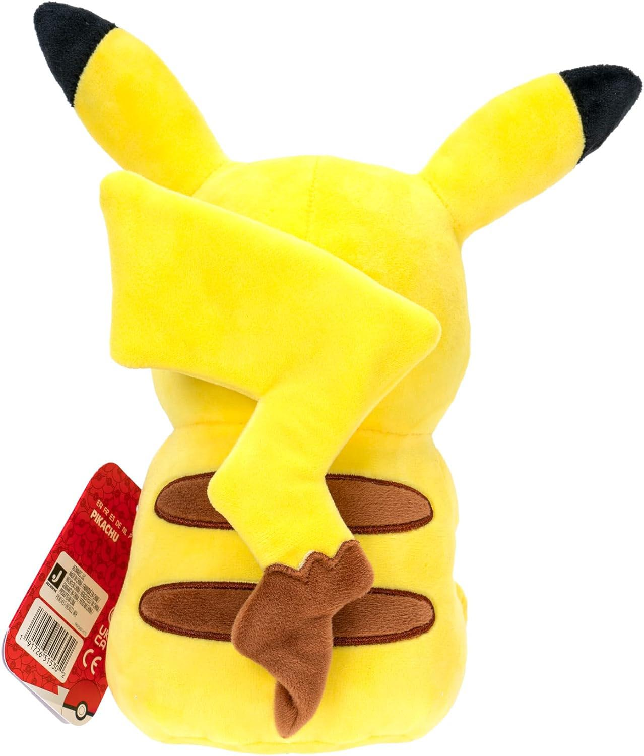 Un peluche di Pikachu giallo è visto da dietro, con coda a saetta, etichetta rossa e dettagli marroni.