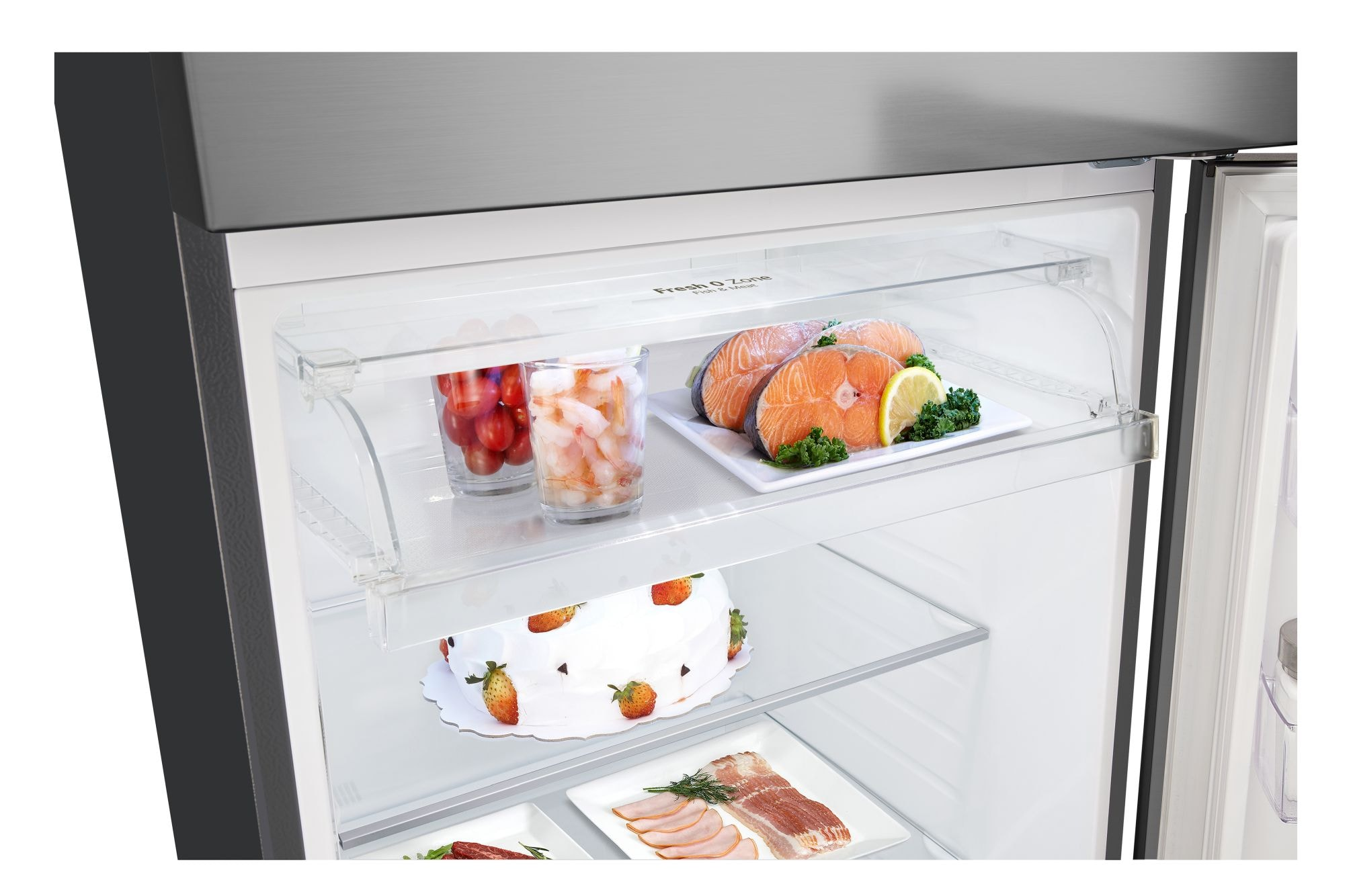Lodówka z półkami z jedzeniem: łosoś, krewetki, ciasto i boczek.