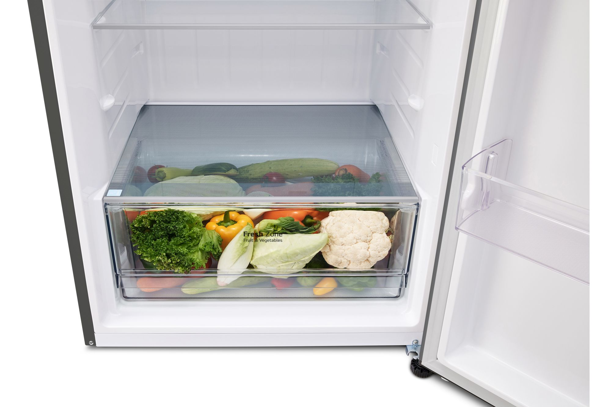 Wnętrze lodówki ze świeżymi warzywami w szufladach i widocznymi innymi półkami.