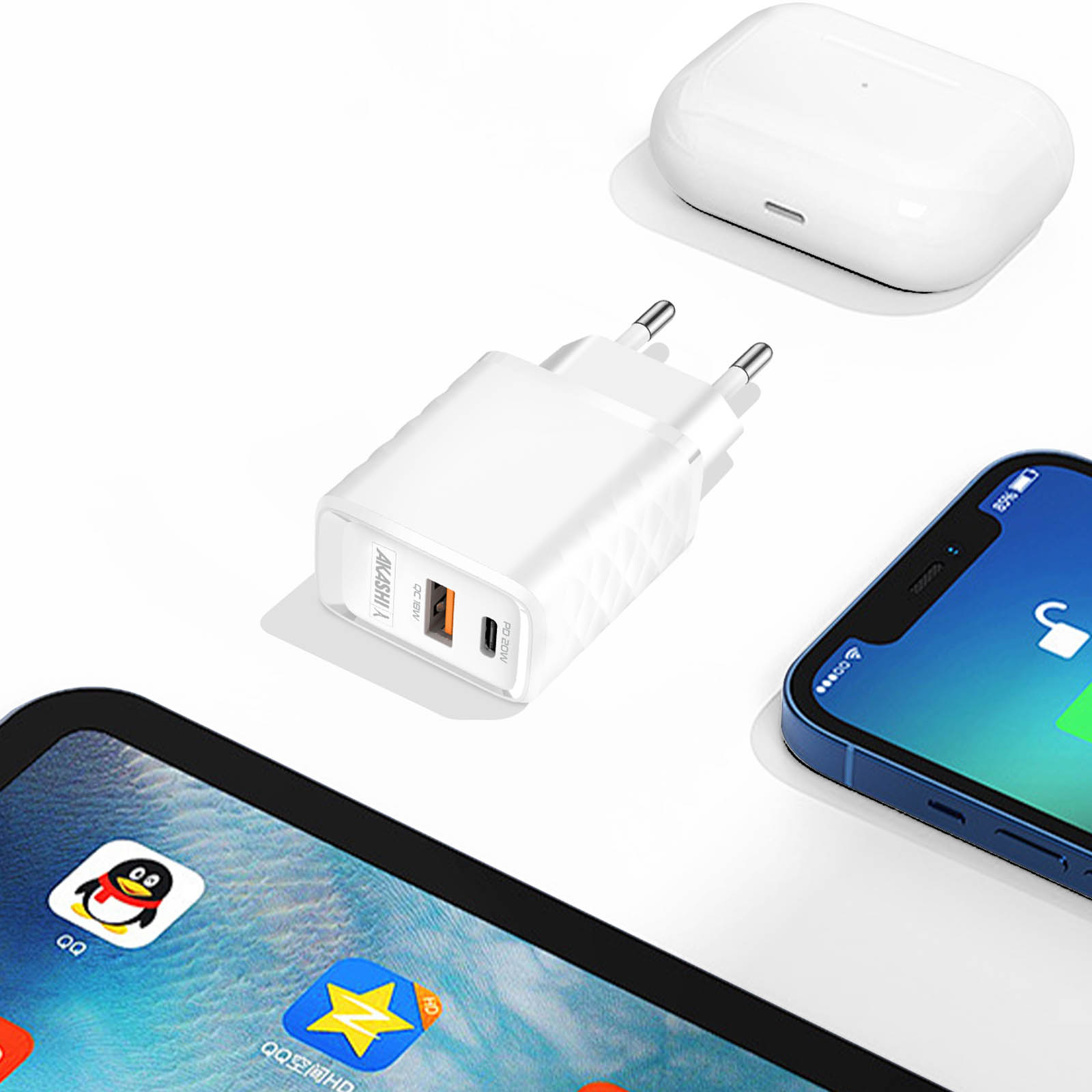 Caricabatterie bianco, telefono e tablet con app su superficie chiara, sfondo bianco.