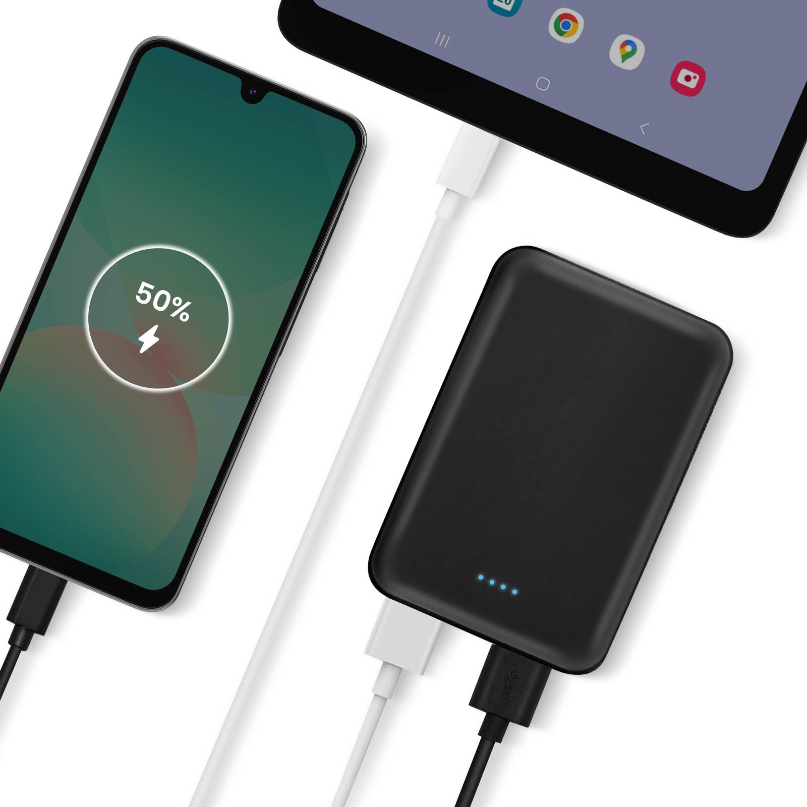 Telefono in carica da power bank, tablet in carica e power bank. Sfondo bianco.