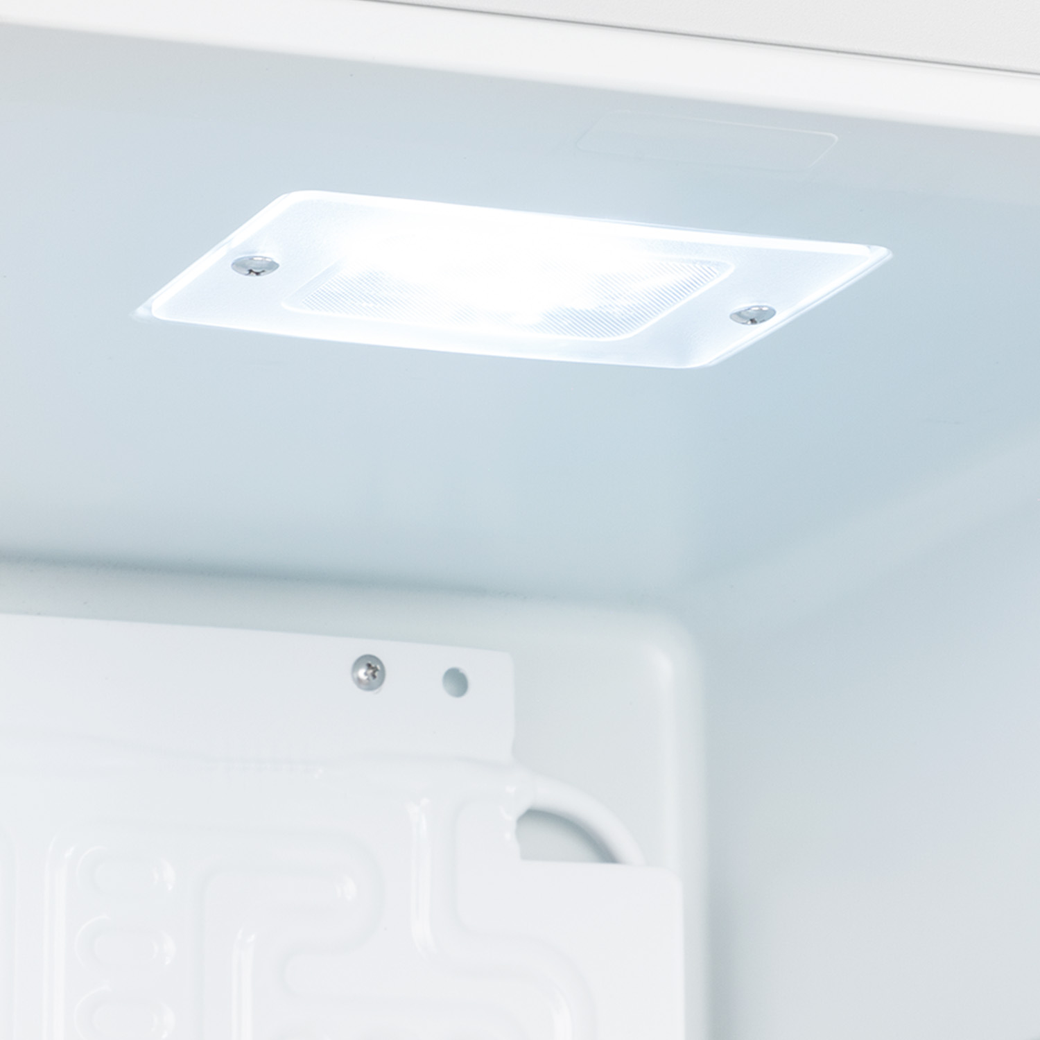 All'interno di un frigorifero, una luce brillante è accesa.