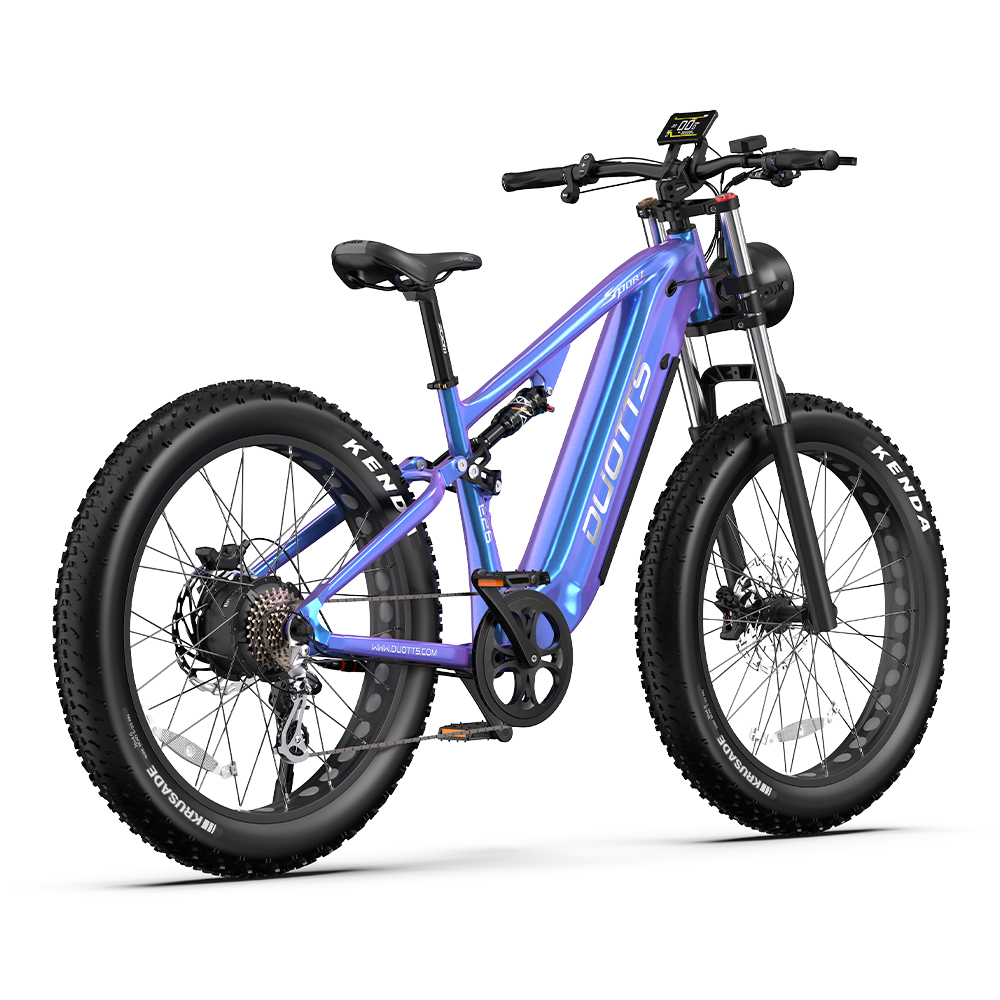 Ein blau-violettes Elektrofahrrad vor weißem Hintergrund.
