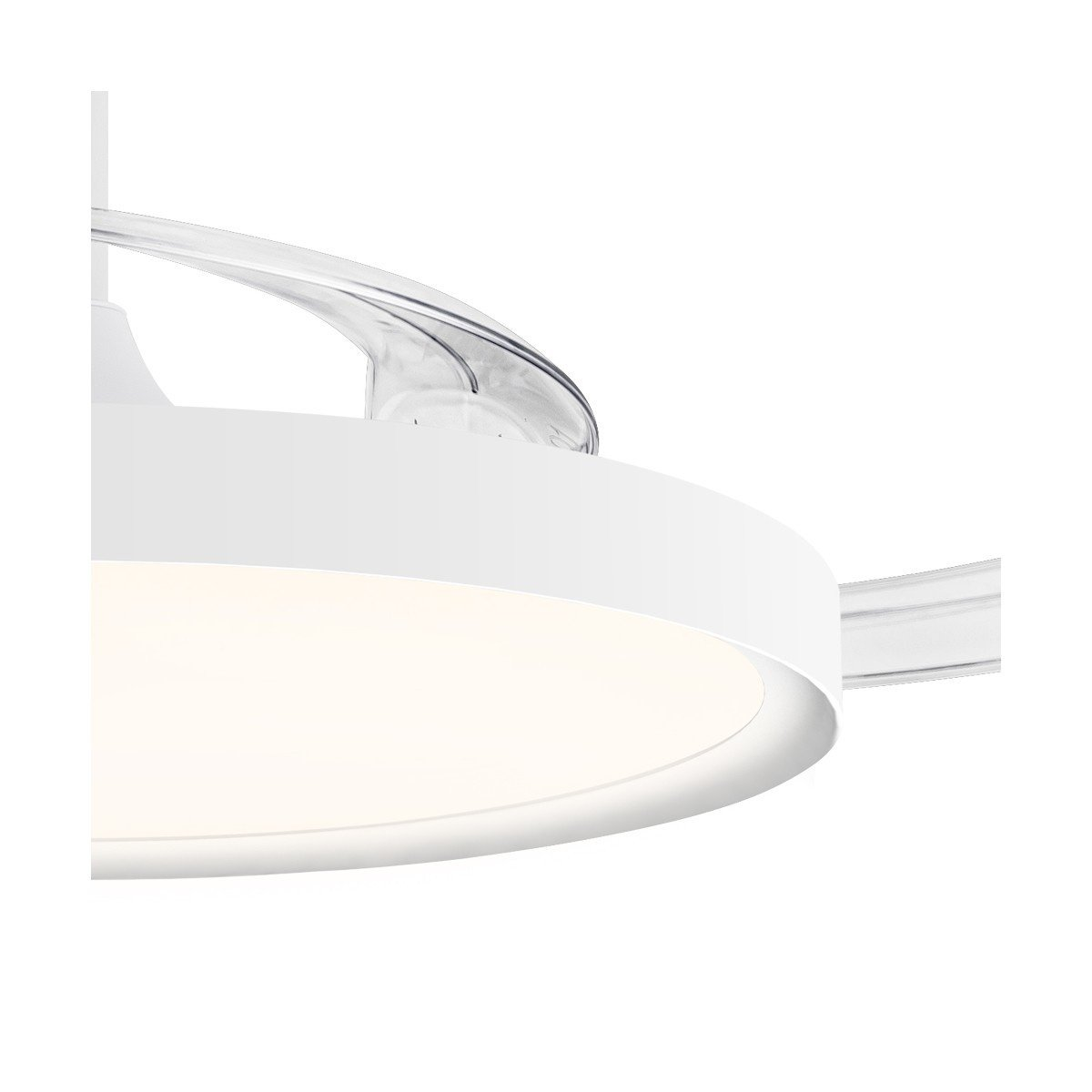 Close-up van een witte plafondventilator met helder licht en transparante bladen.
