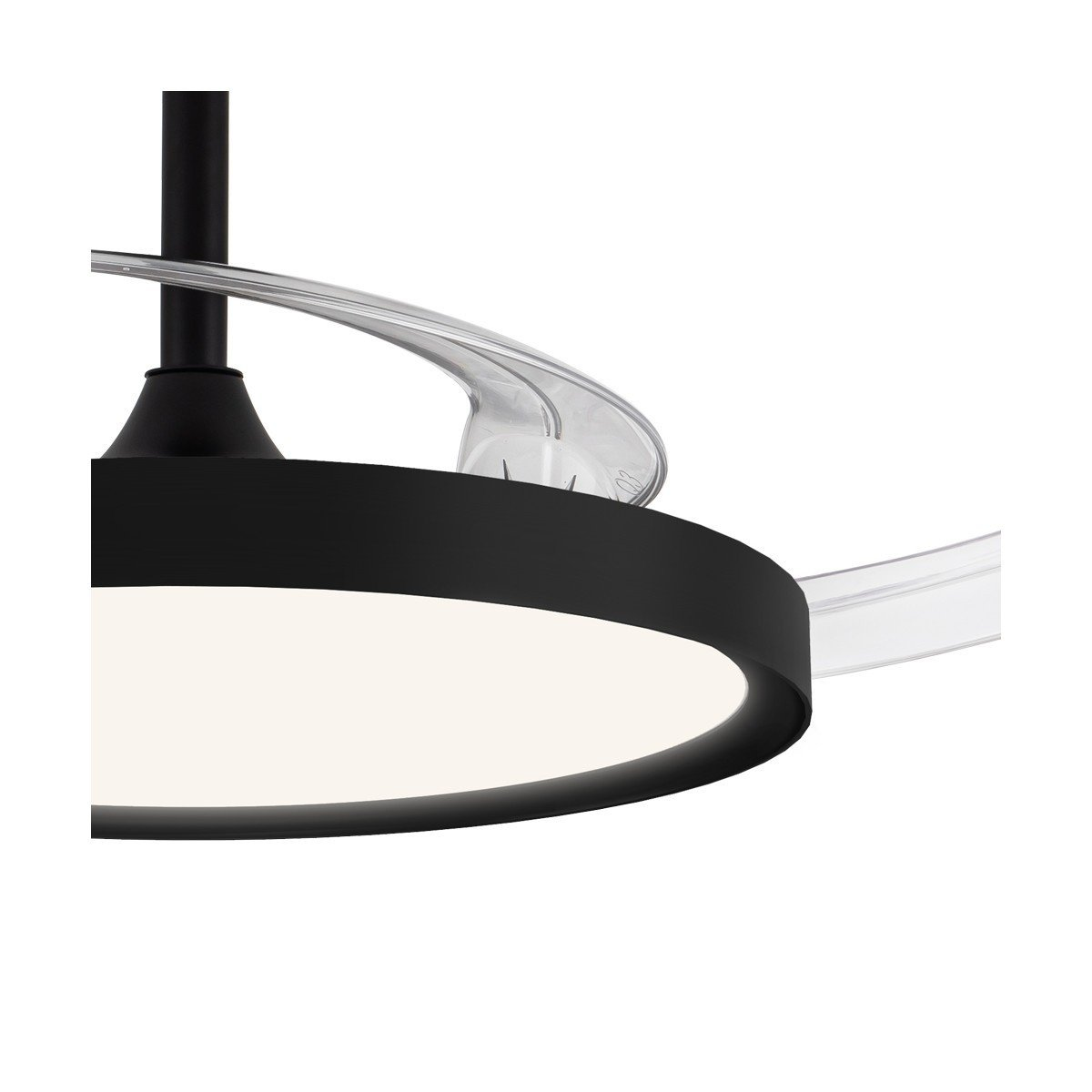 Primo piano di un ventilatore a soffitto con una luce. Cornice nera, pale trasparenti e luce bianca.