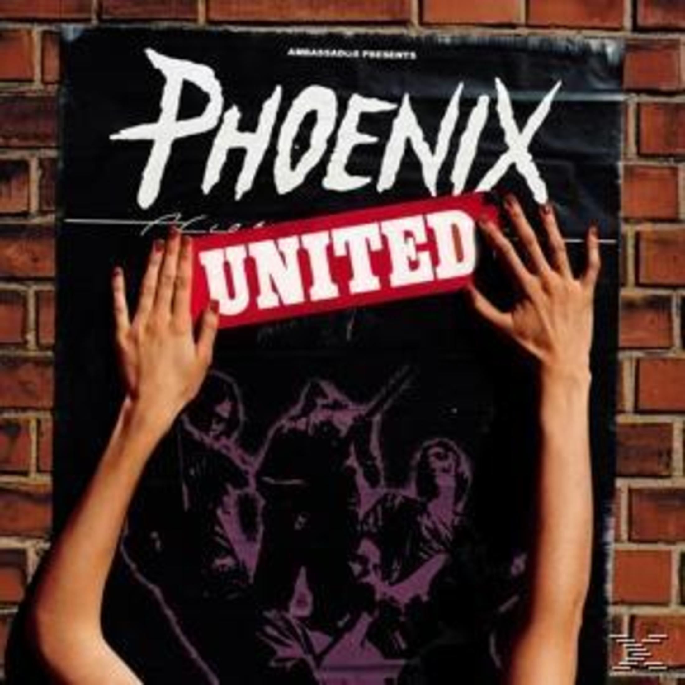 Copertina dell'album Phoenix. Mani che raggiungono per tenere un banner rosso con UNITED. Una band è sullo sfondo.