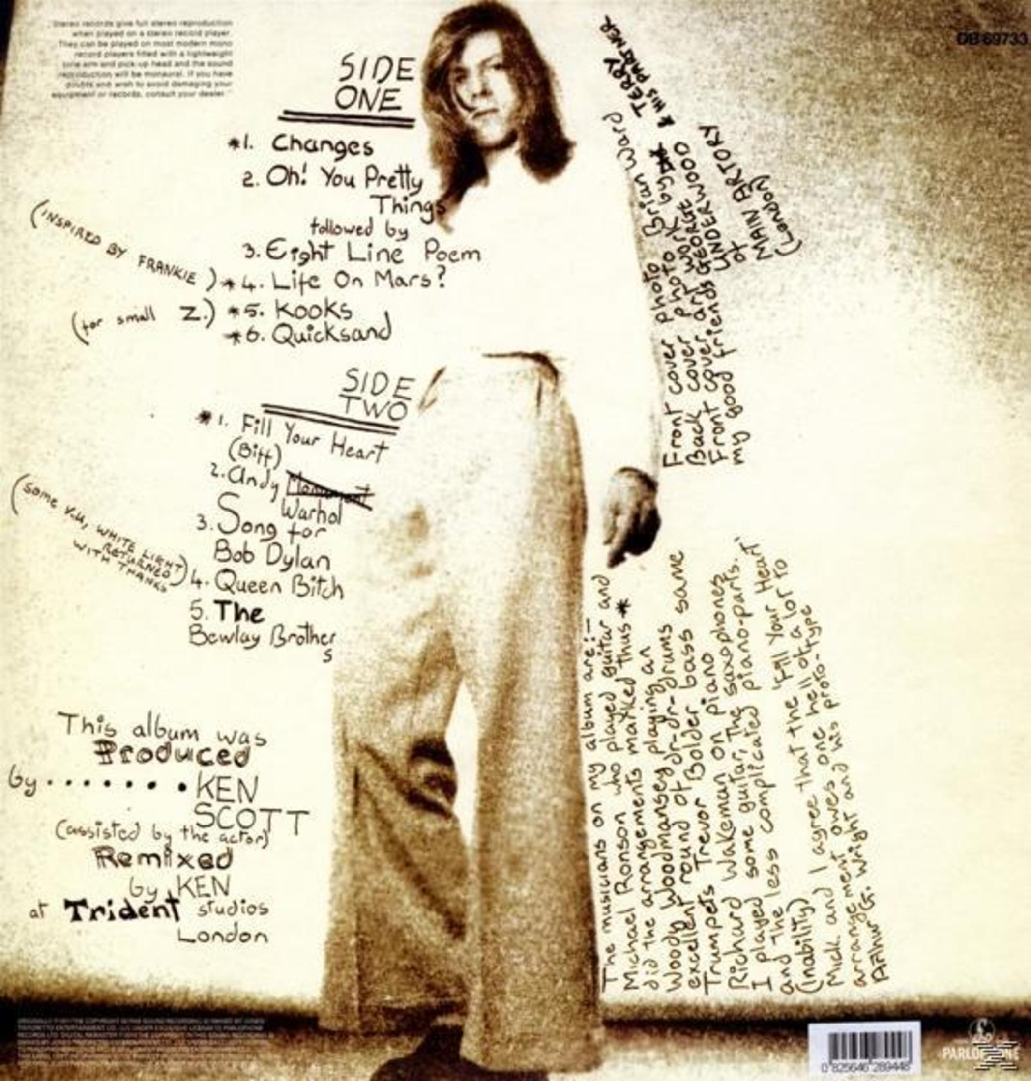 Retro di un album. Testo in nero, sfondo bianco. Uomo in pantaloni e camicia bianchi, in piedi. Titolo dell'album: Hunky Dory.
