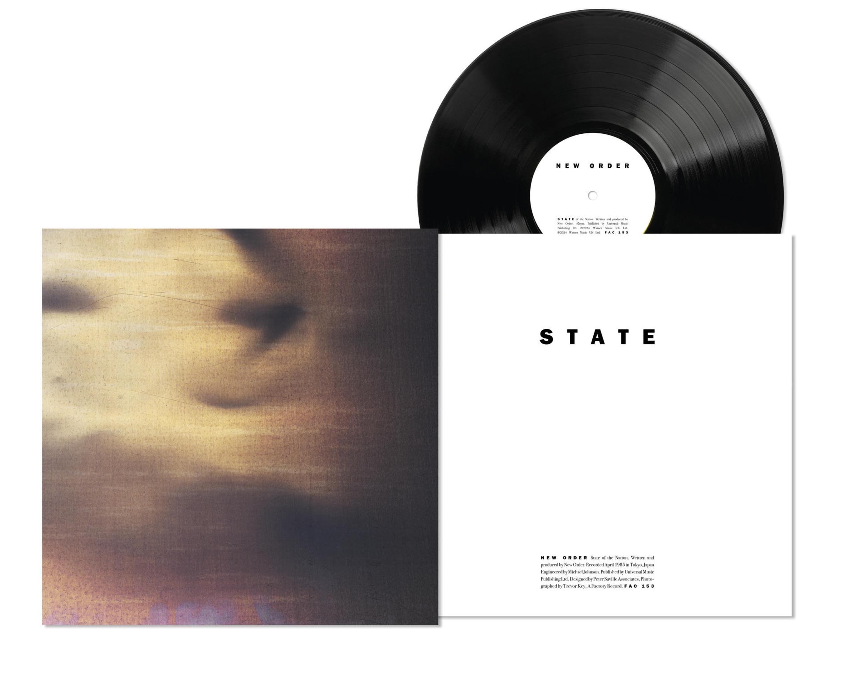 Una portada de álbum con un disco de vinilo y un diseño abstracto sobre fondo blanco.