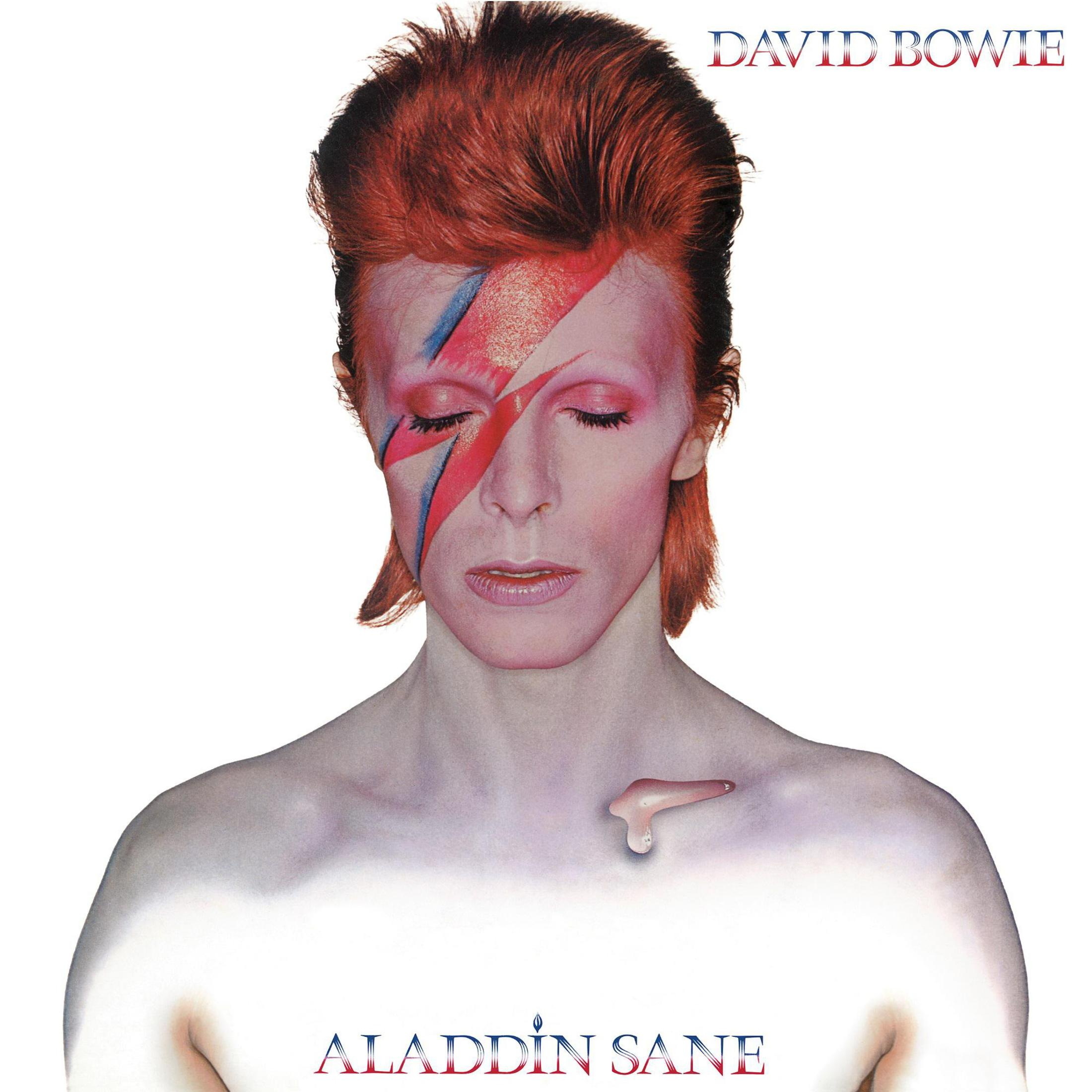 Copertina dell'album David Bowie Aladdin Sane. Faccia dipinta con un fulmine rosso e blu. Occhi chiusi.