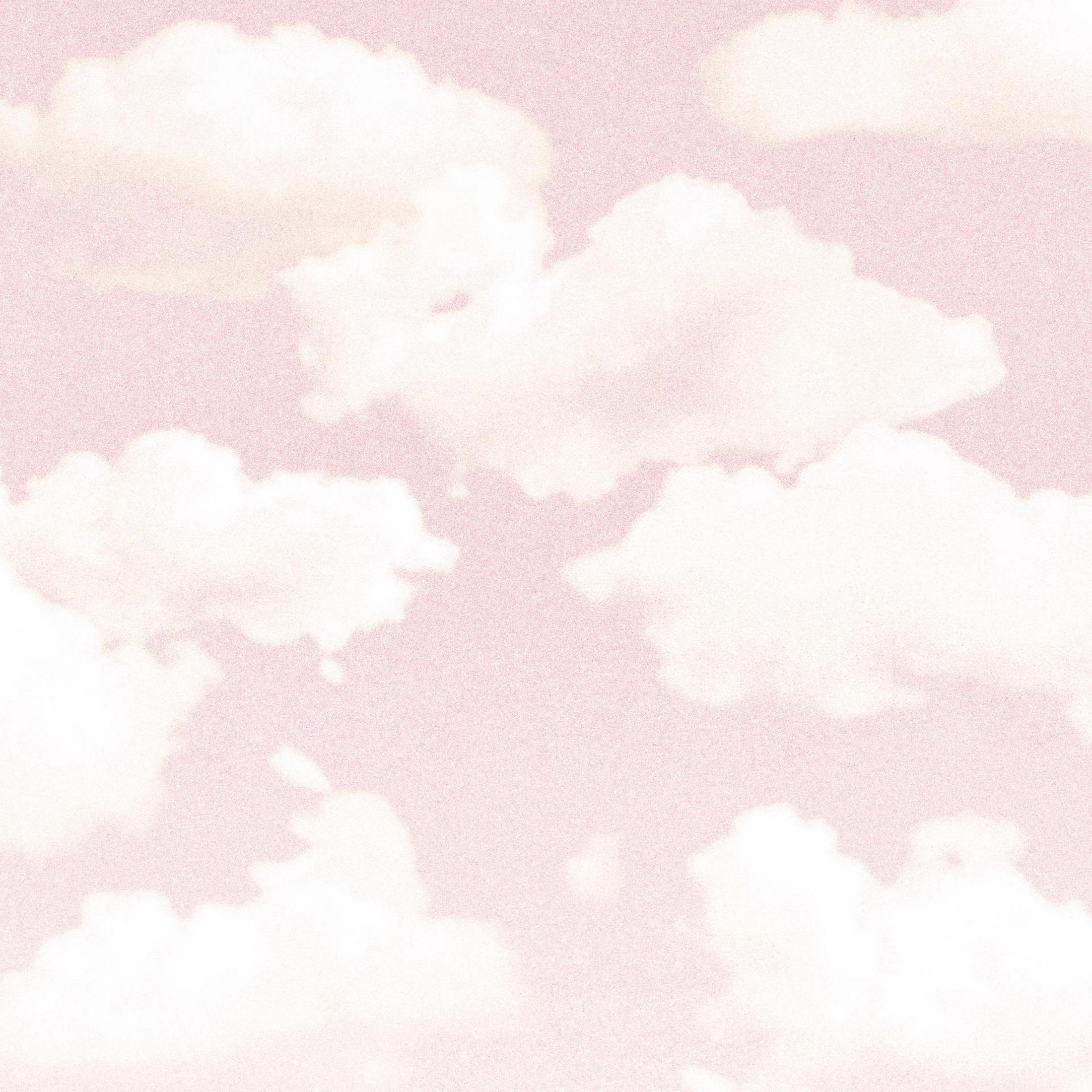 Cielo rosa con nuvole bianche e soffici. Un semplice sfondo morbido.