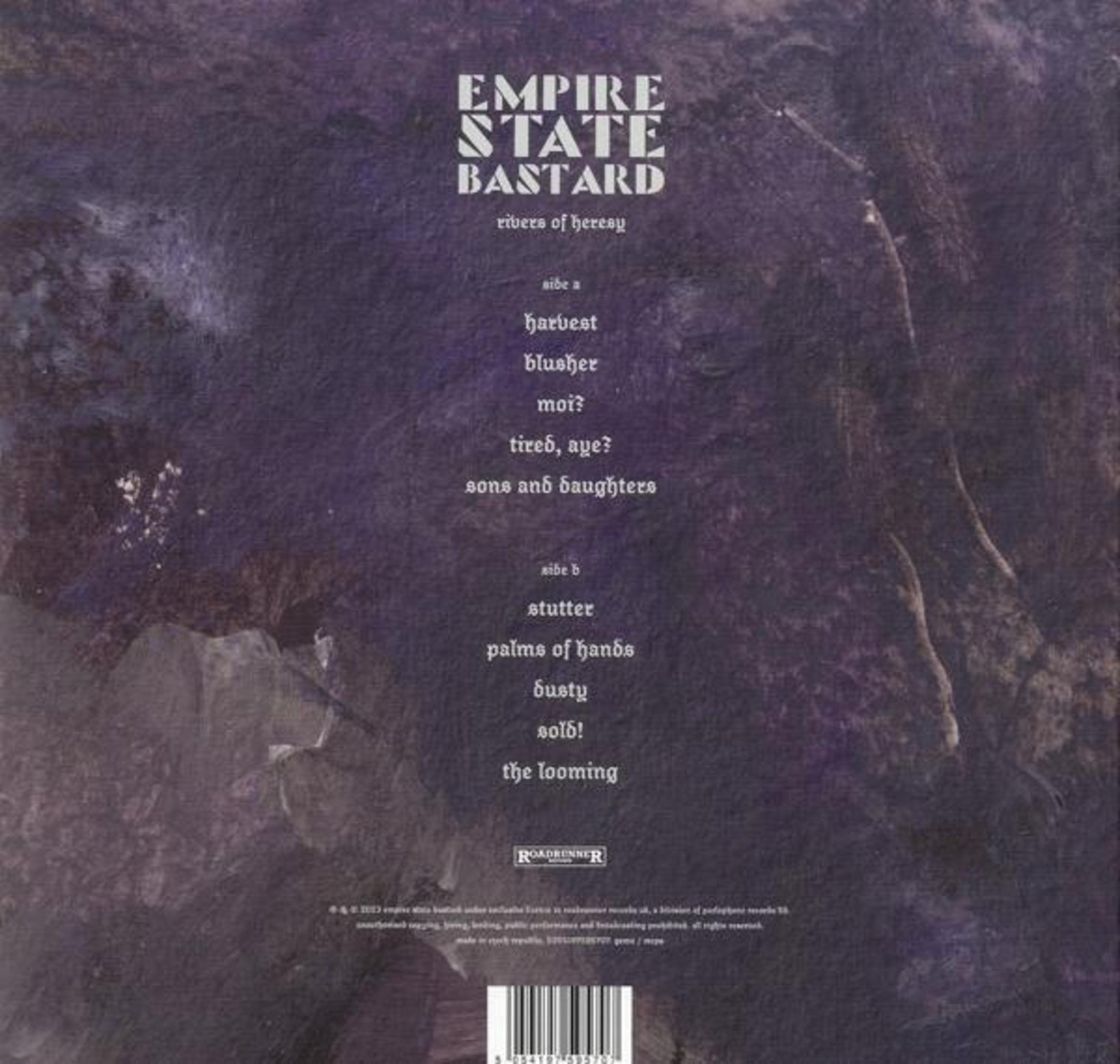 Contraportada del álbum con fondo texturizado y lista de canciones.