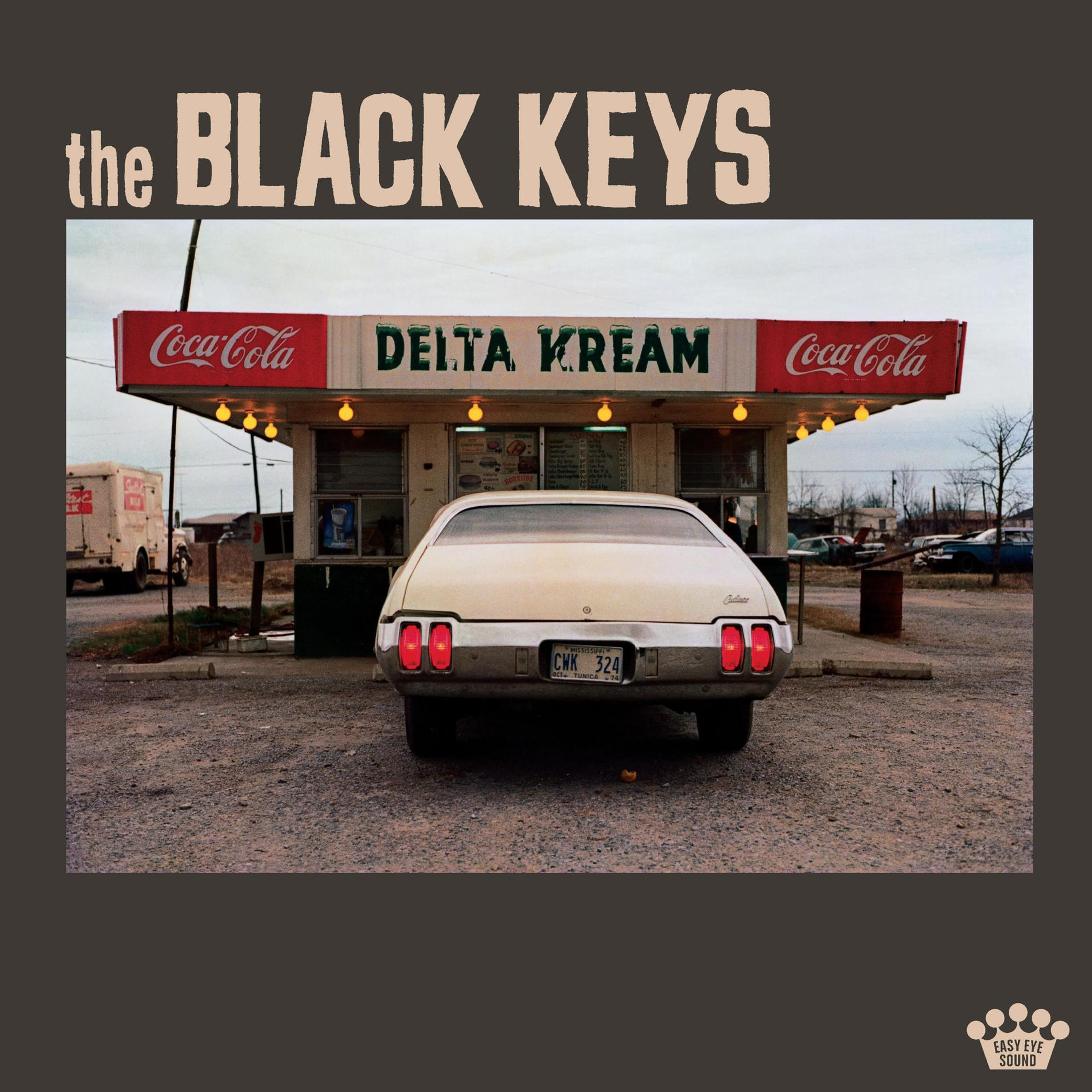 La copertina dell'album dei The Black Keys. Un'auto bianca di fronte a una tavola calda, insegne Coca-Cola.