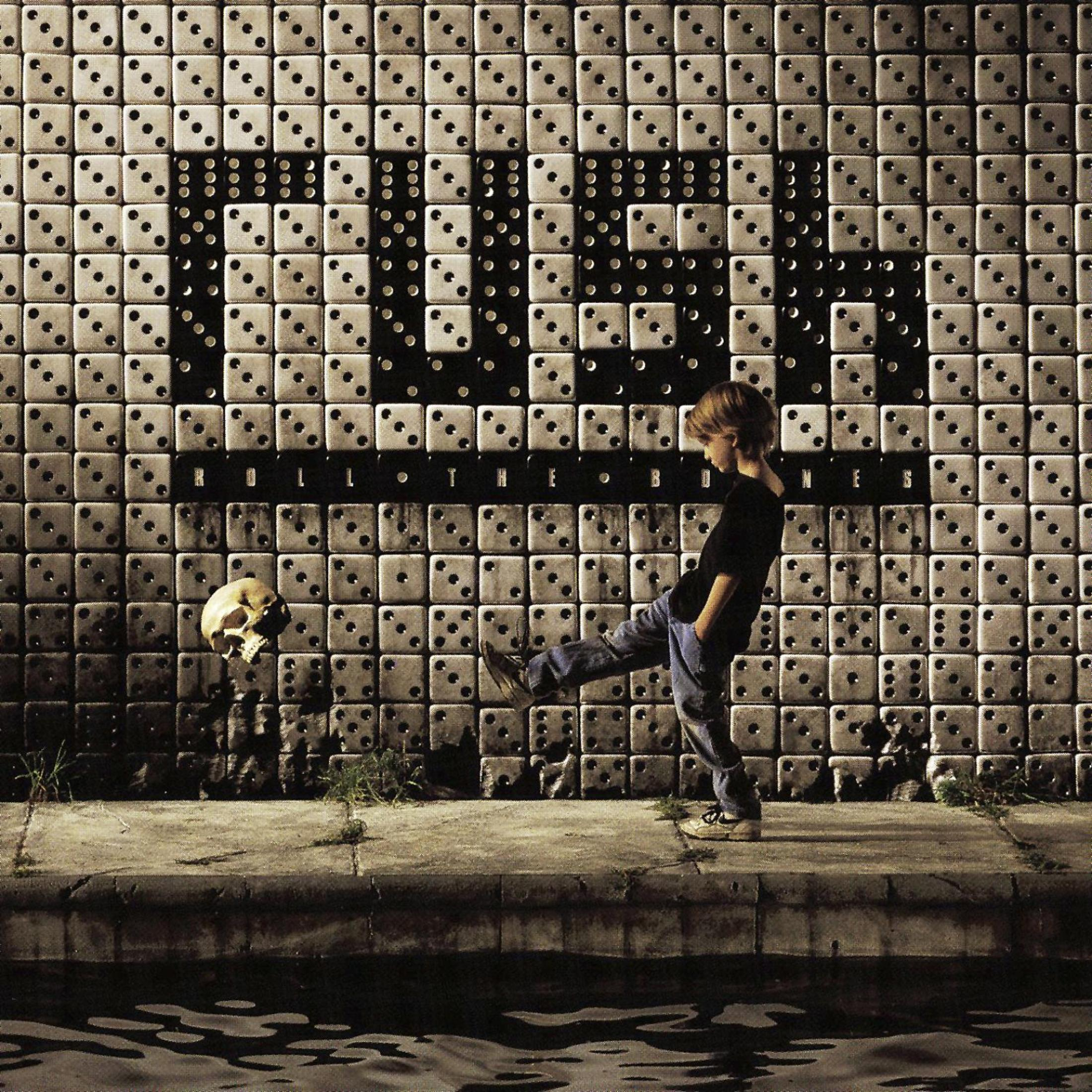 Copertina dell'album: un ragazzo calcia un teschio verso un muro a motivi di dadi con la parola 'ROLL' in grassetto.