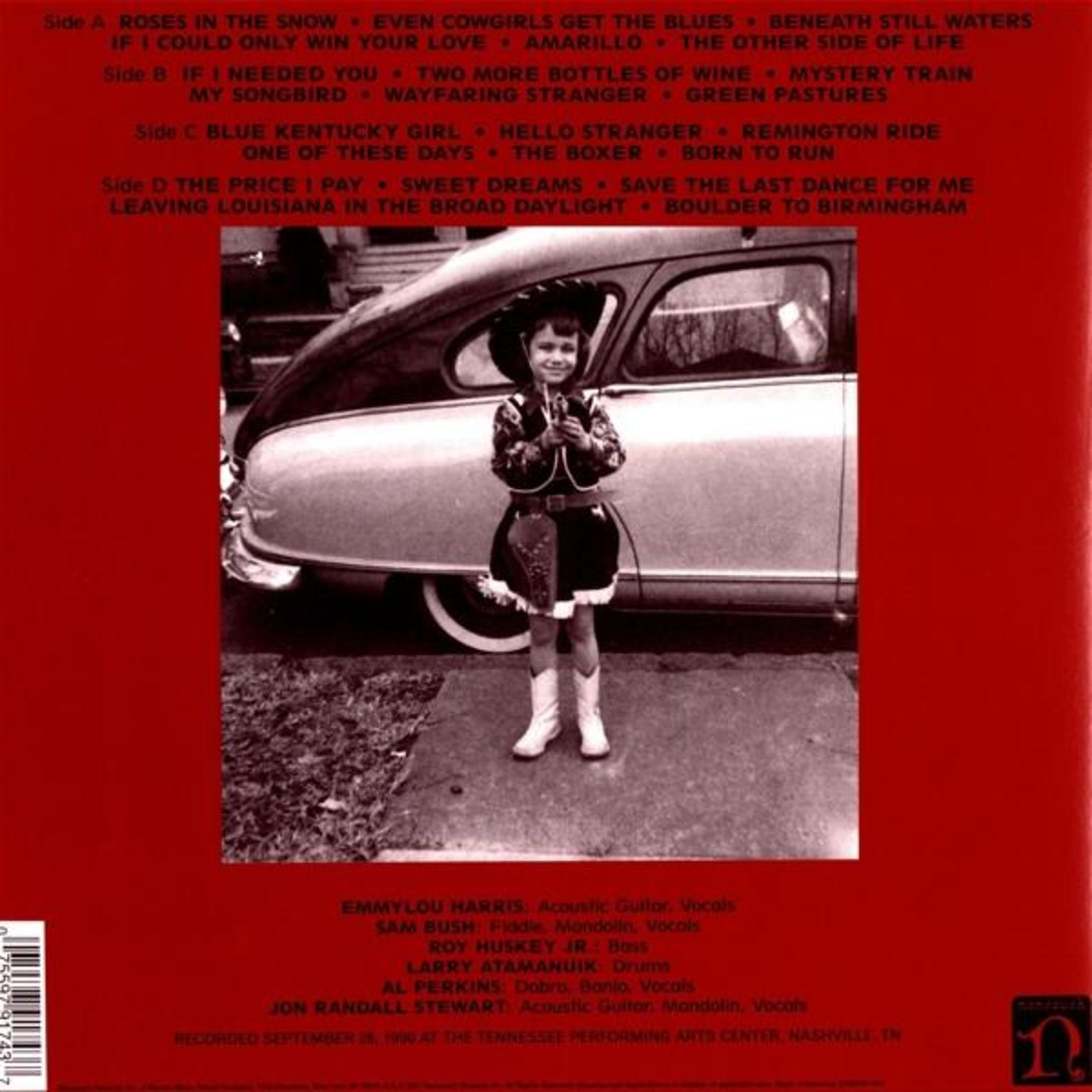 Retro copertina album. Una ragazza con un cappello in piedi accanto a un'auto, titoli brani.
