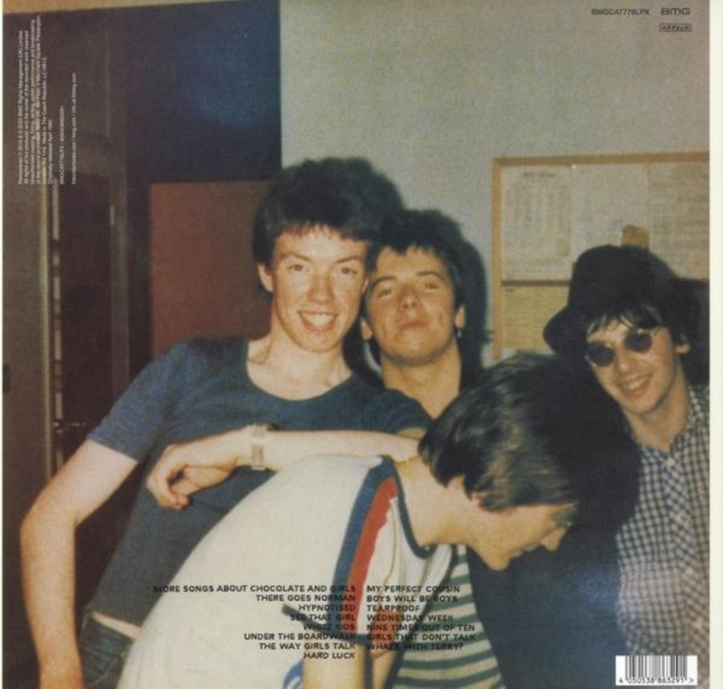 Copertina dell'album, quattro uomini, sorridenti, stile foto vintage, testo in basso.