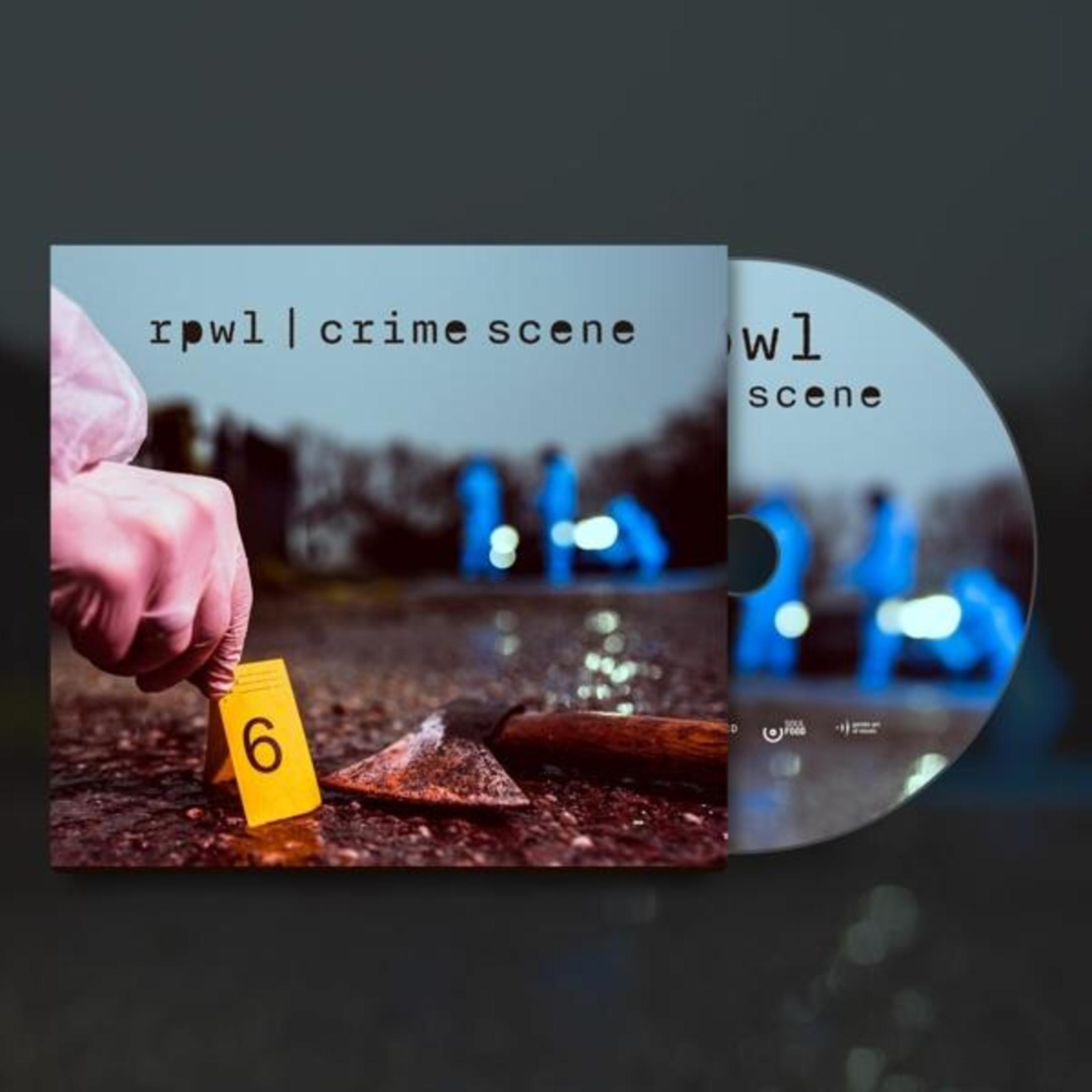 Copertina dell'album della scena del crimine. Una mano con un guanto rosa posiziona un segnaposto giallo.