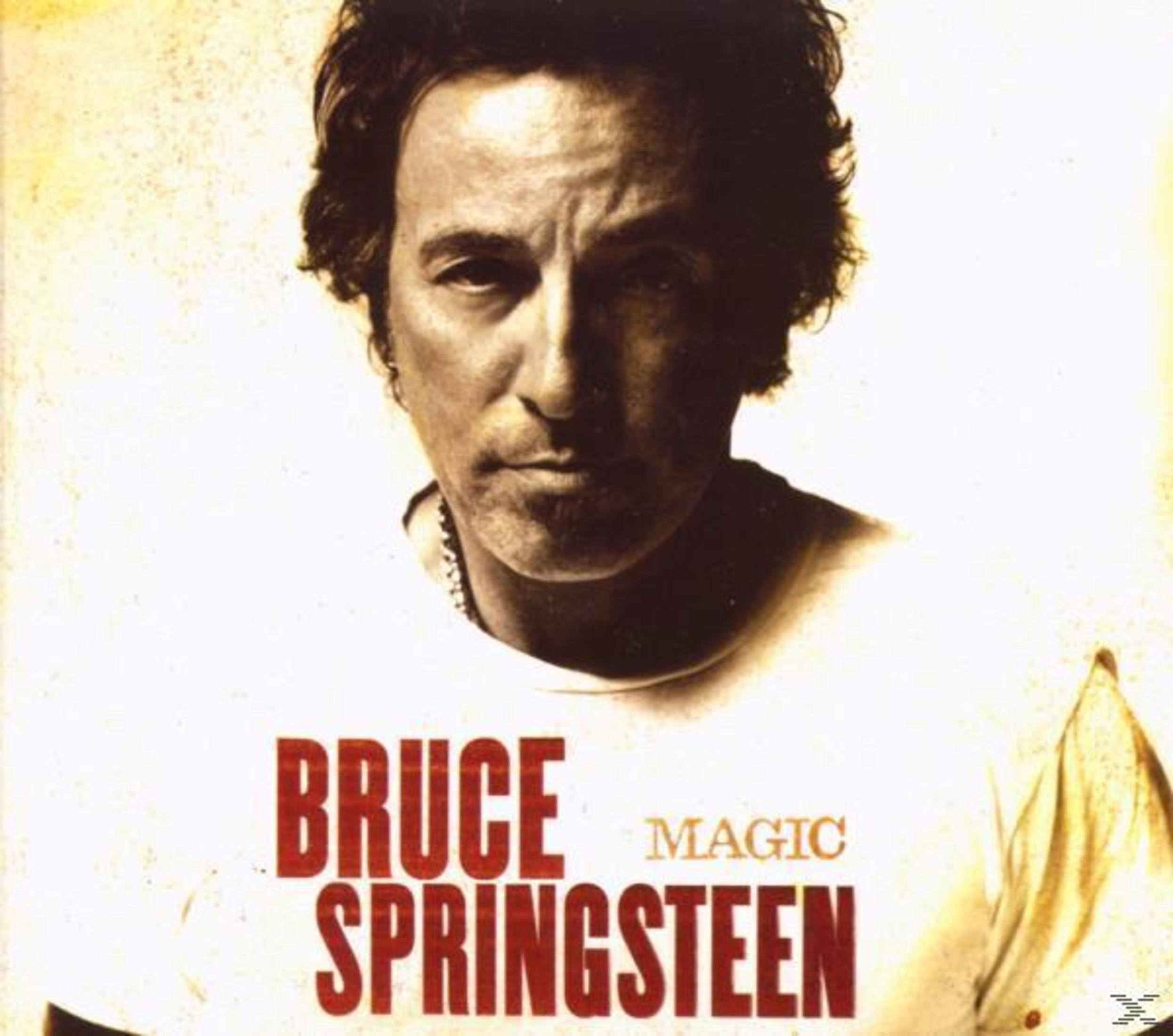 Copertina dell'album di Bruce Springsteen. Indossa una maglietta bianca con scritto 'BRUCE SPRINGSTEEN MAGIC'.