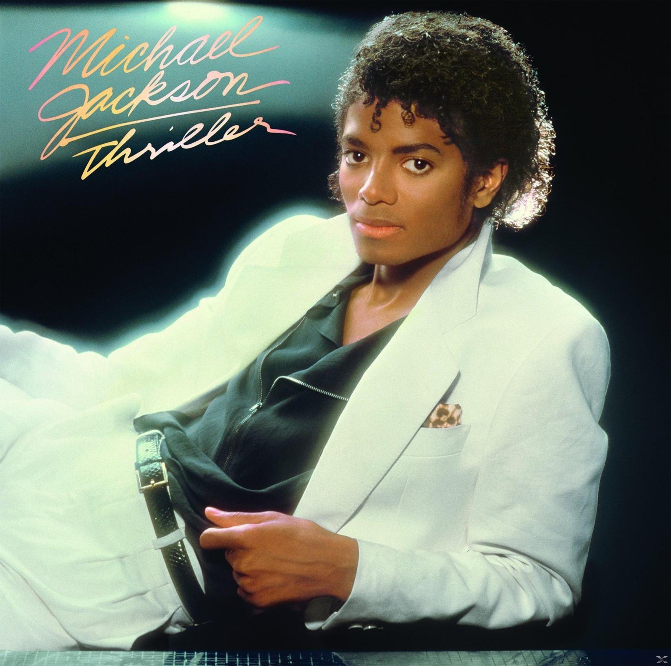 Copertina dell'album di Michael Jackson. Indossa un abito bianco. Il titolo dell'album è in alto. Sfondo nero.