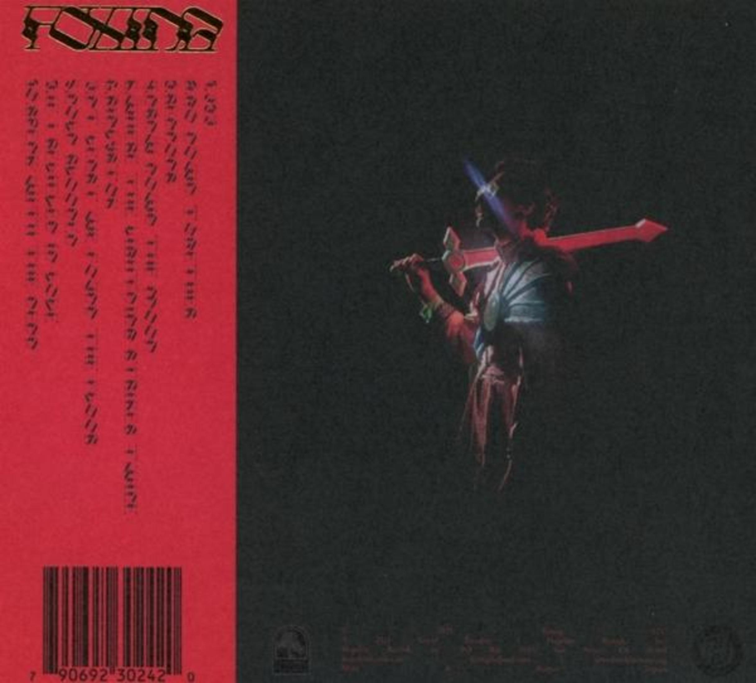 Albumhoes met een rode achtergrond. Een persoon met een zwaard staat in het midden. Japanse tekst links.