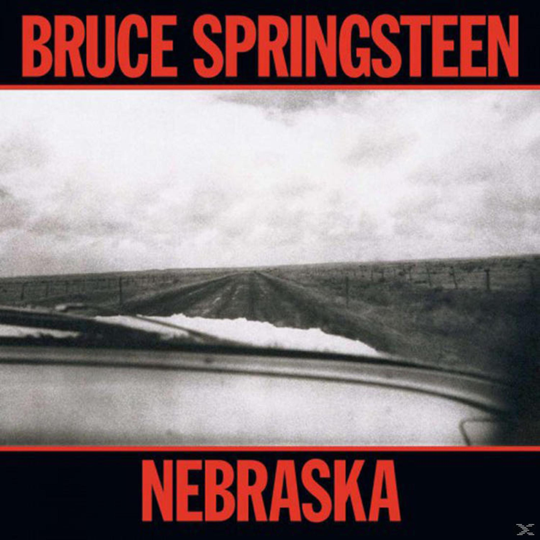 Copertina dell'album: Album di Bruce Springsteen intitolato 'NEBRASKA'. Sfondo nero con titolo rosso e una strada.